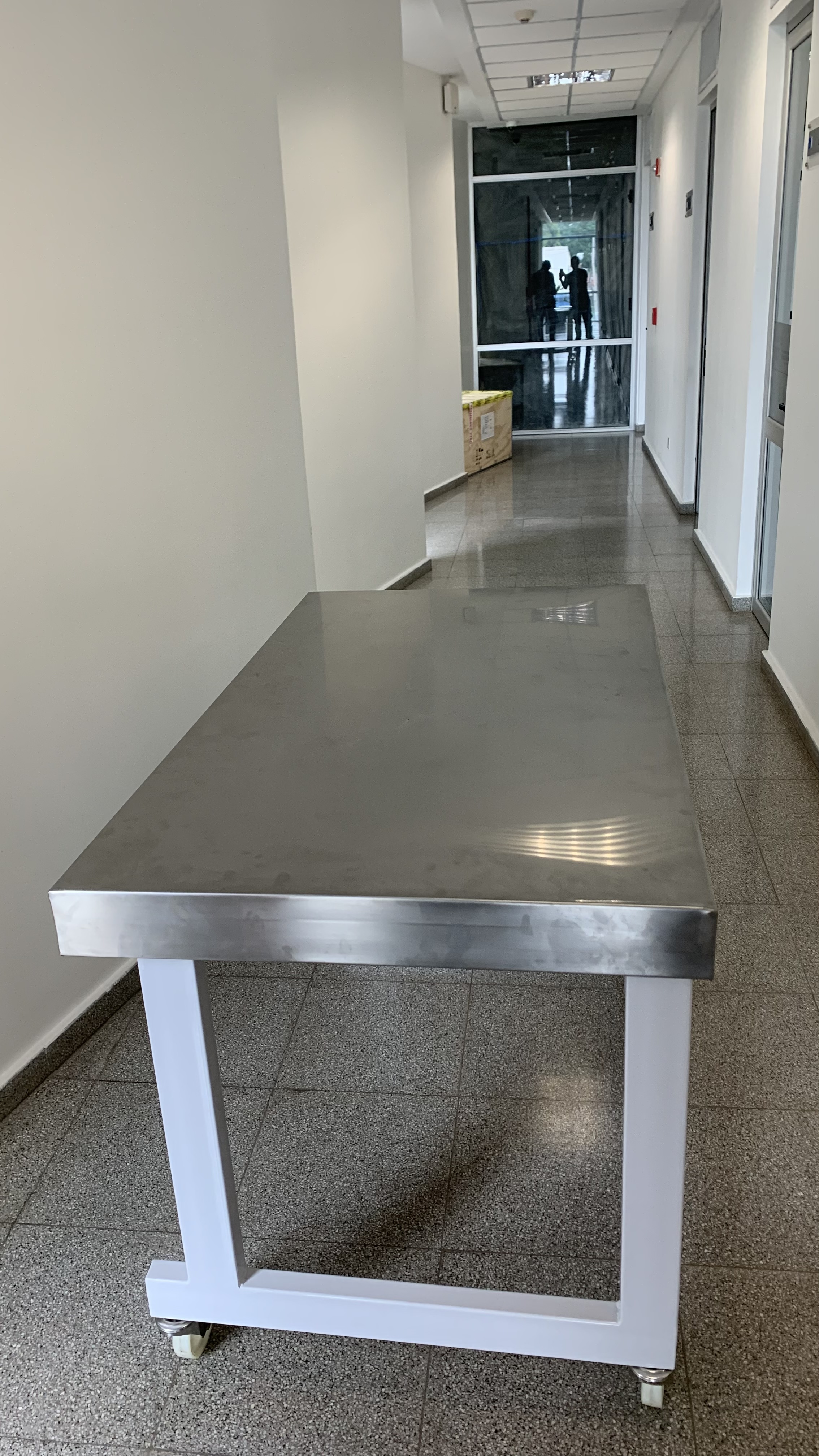 Mobiliario en acero inoxidable fabricado por Metdoe