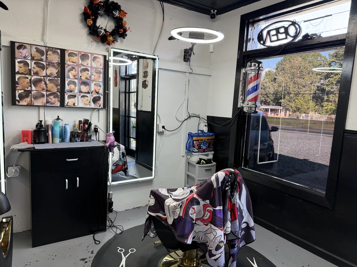 Barber stations with mirrors at Dcache