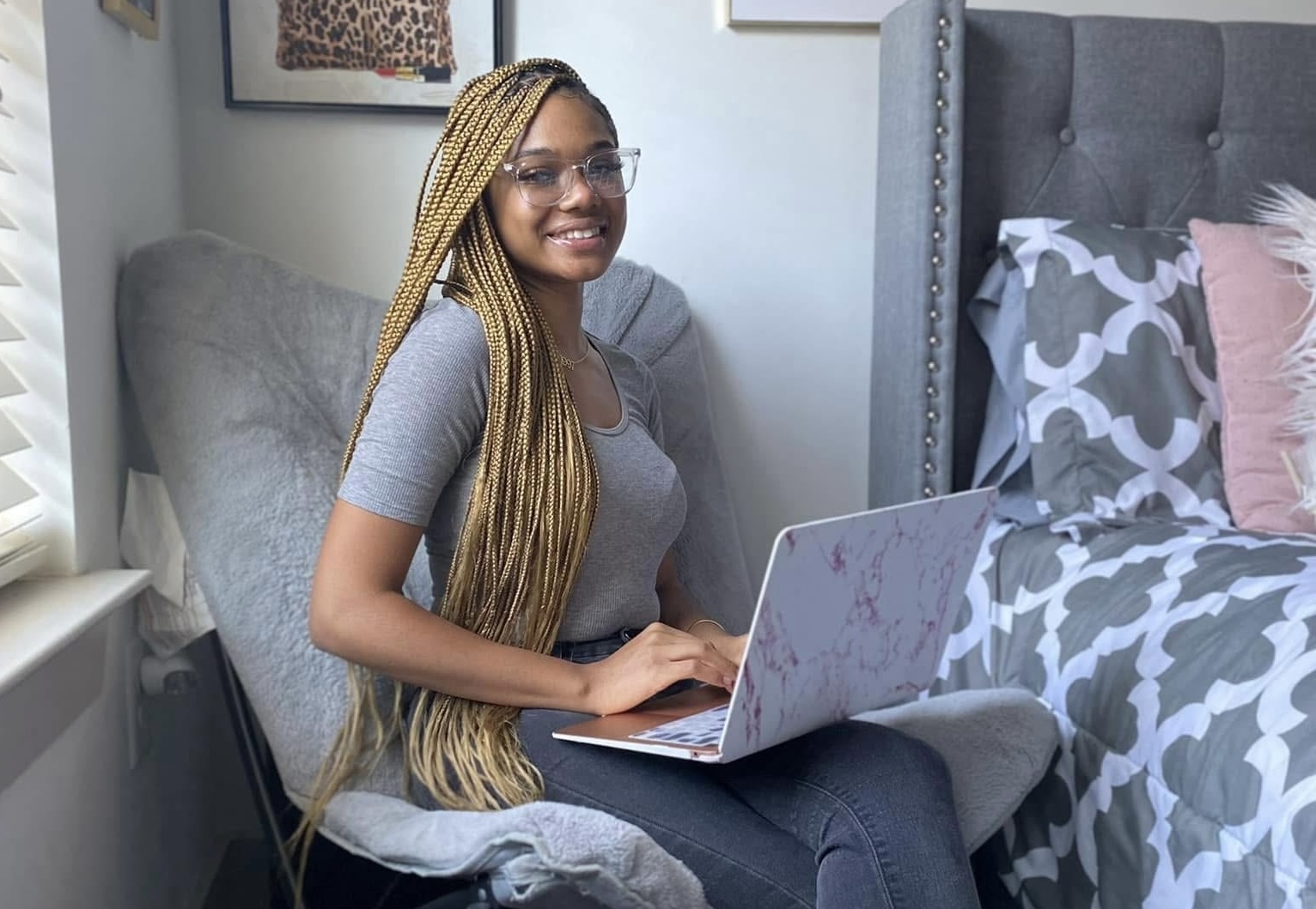 Online virtual tutoring session for elementary school student with interactive learning tools