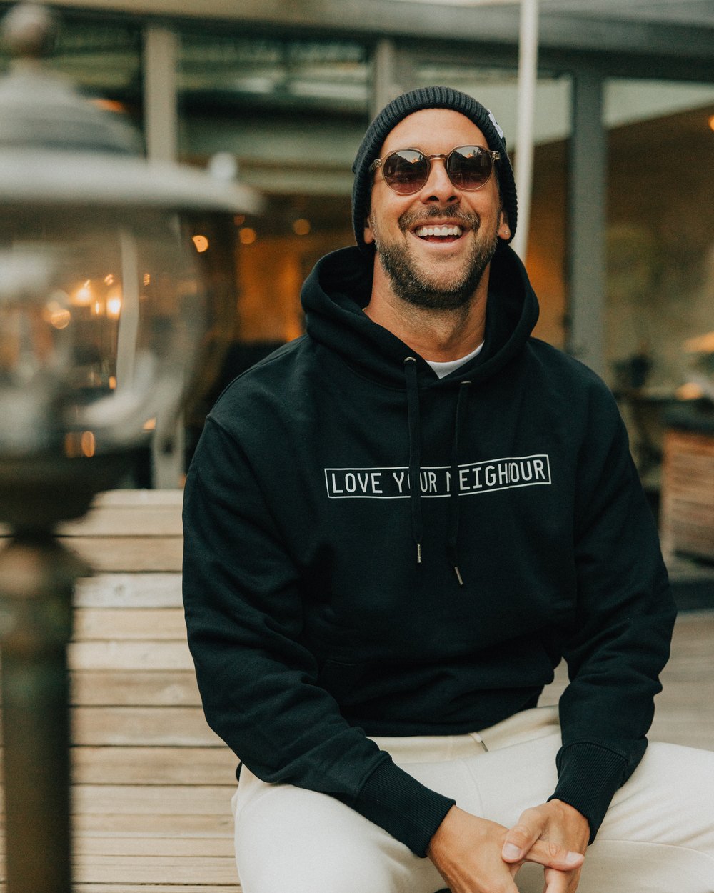 David Togni im Love Your Neighbour Hoodie