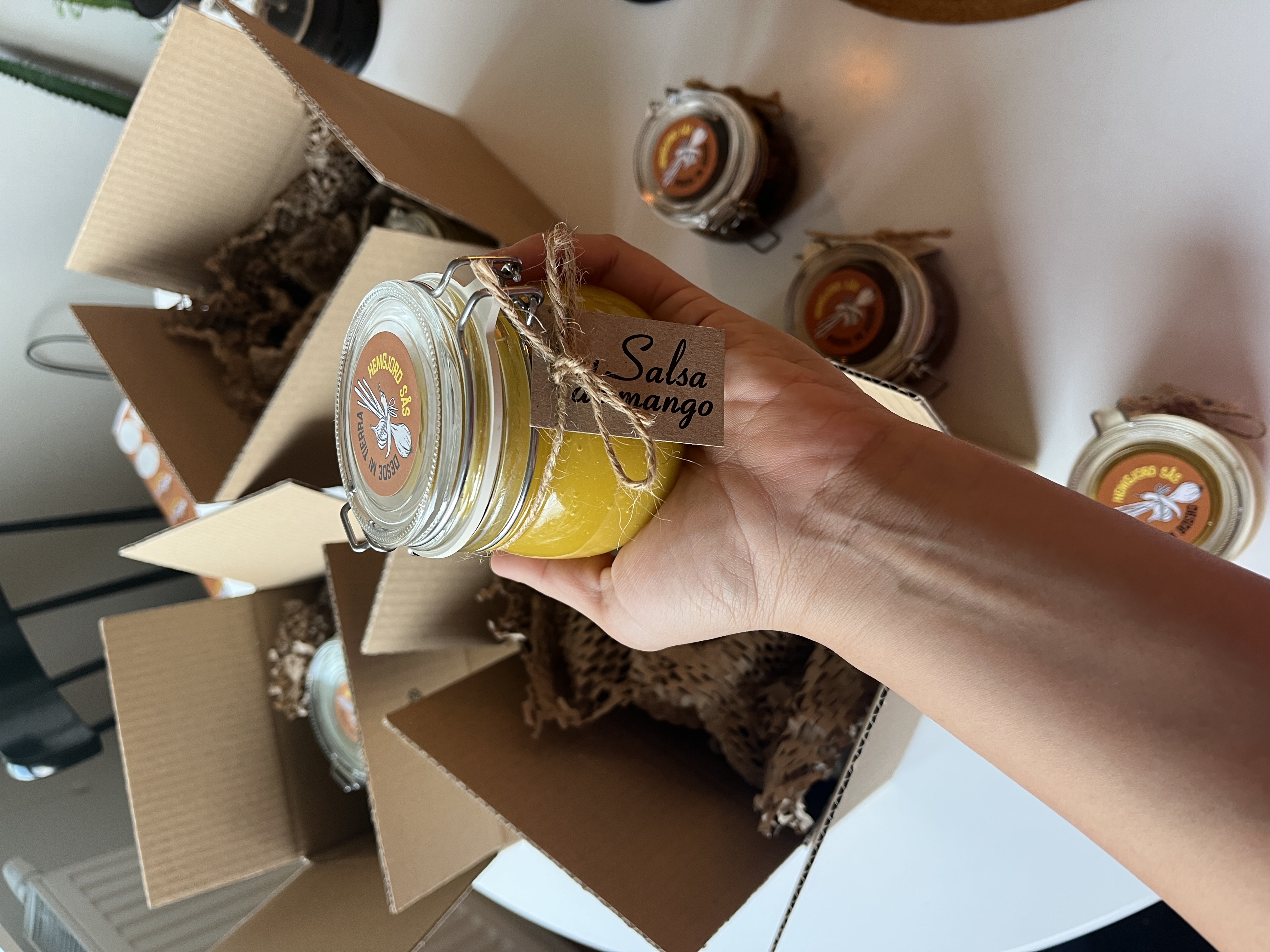 Beställning packas för hand – hemgjord mexikansk salsa från Desde mi Tierra