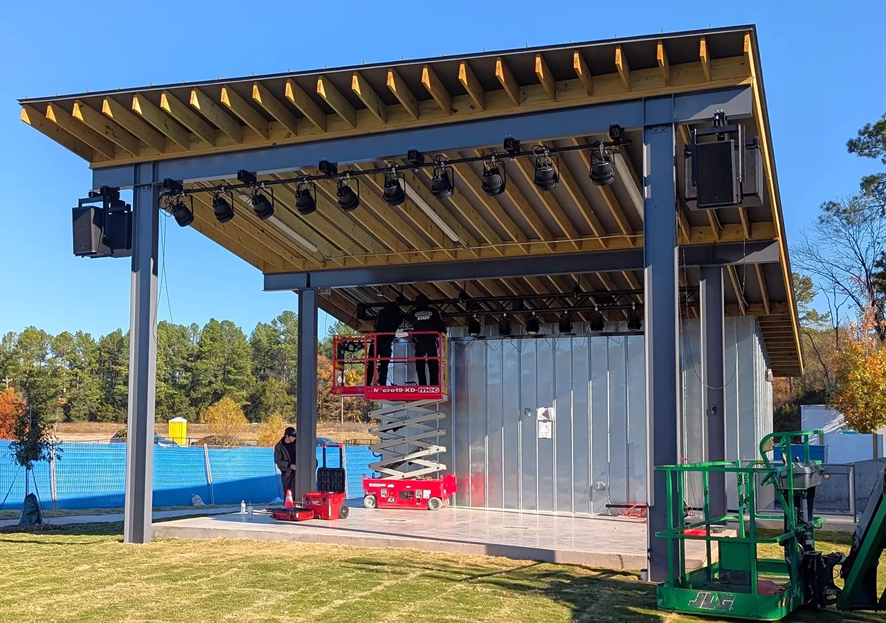 Indoor event space with lighting trusses