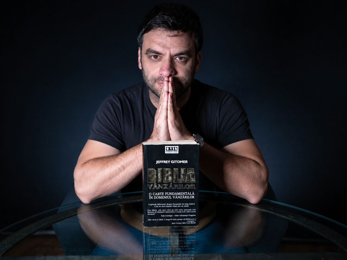 Andrei Dunuță cu Biblia Vânzărilor
