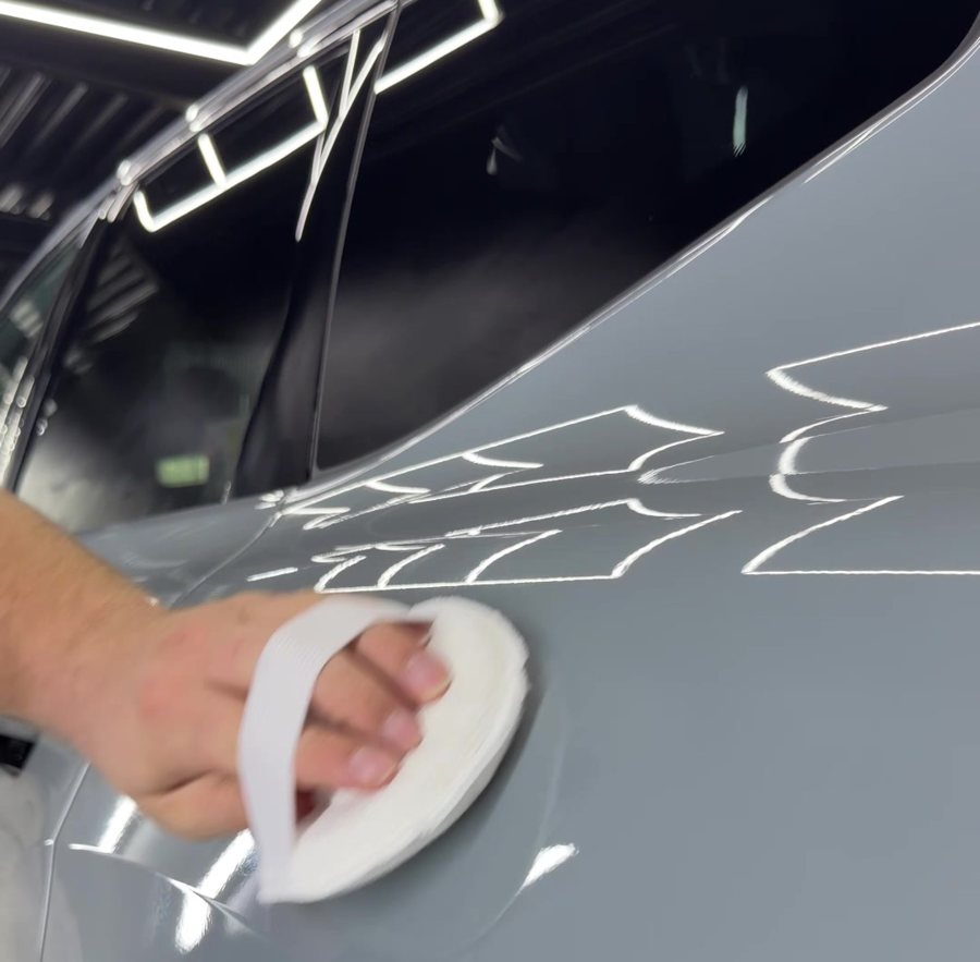 Ditec Ceramic Light appliceras för hand på lacken