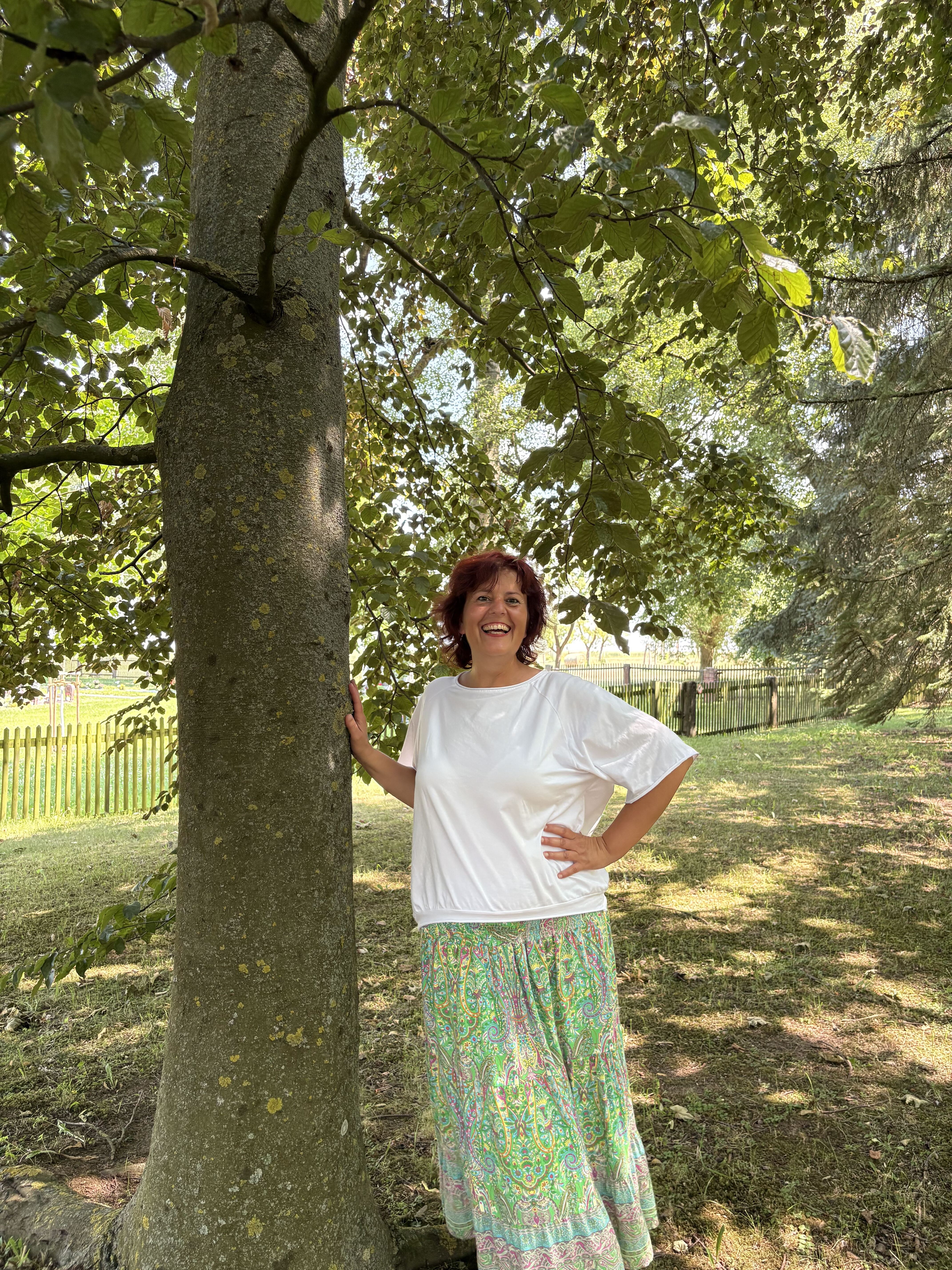 Michaela Filler, lachend unter einem Baum
