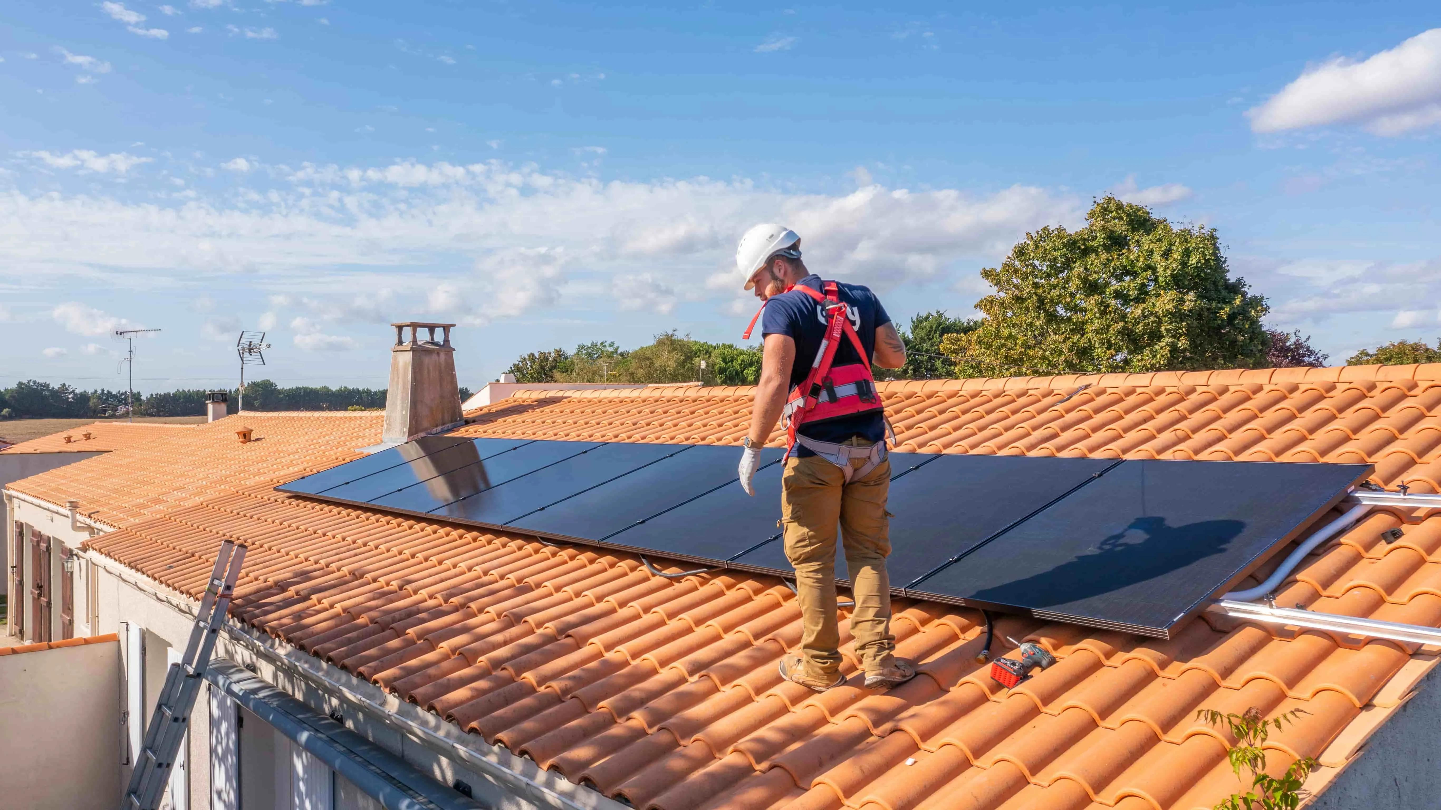 Installation de panneaux photovoltaïques sur une maison Installation de panneaux photovoltaïques sur une maison