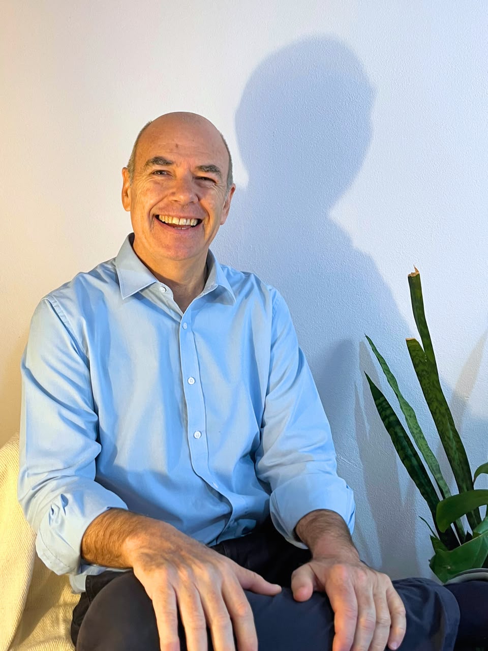 Dr. Mariano Mandachain en su consultorio