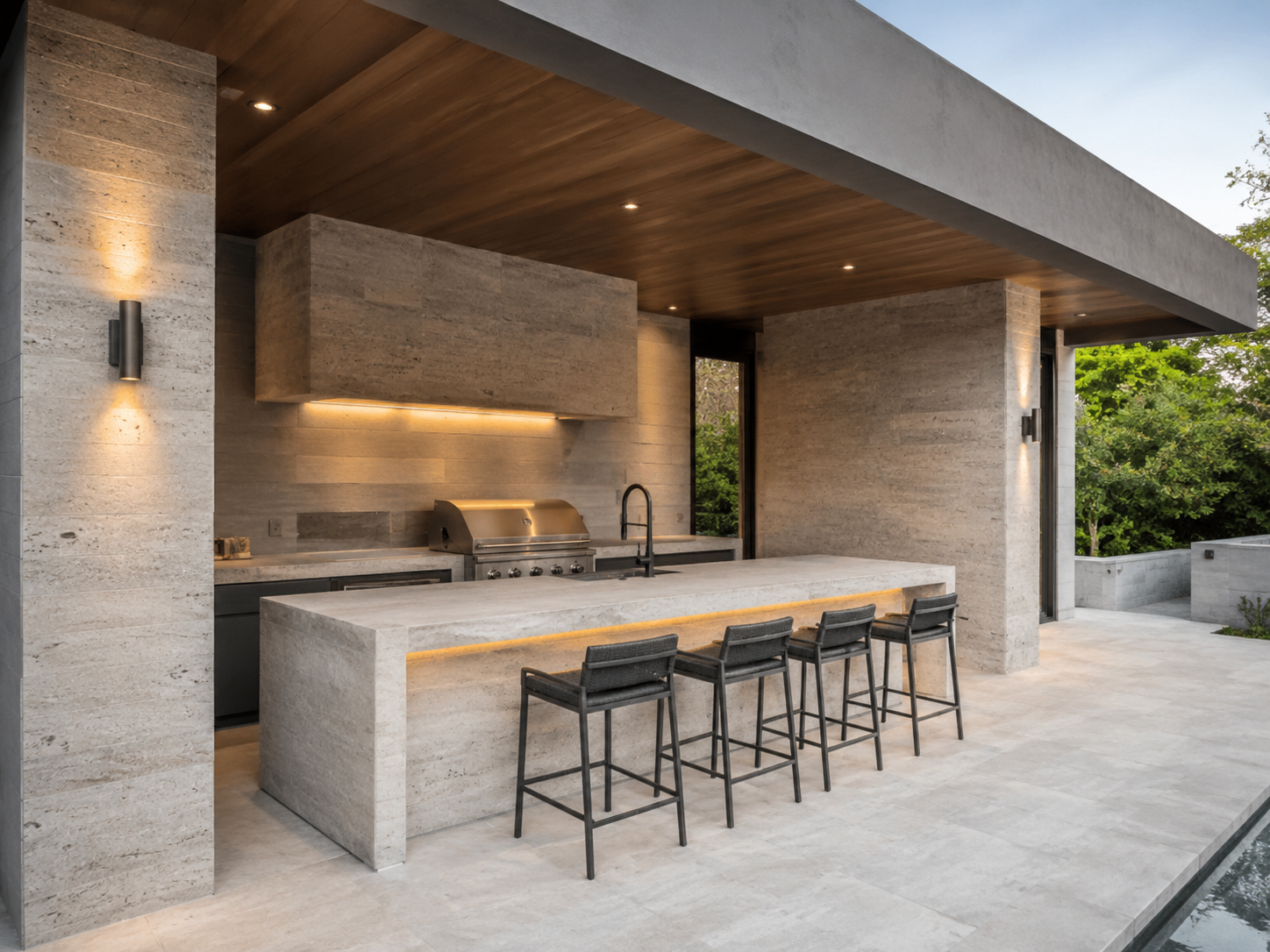 Cocina al aire libre revestida en cantera natural