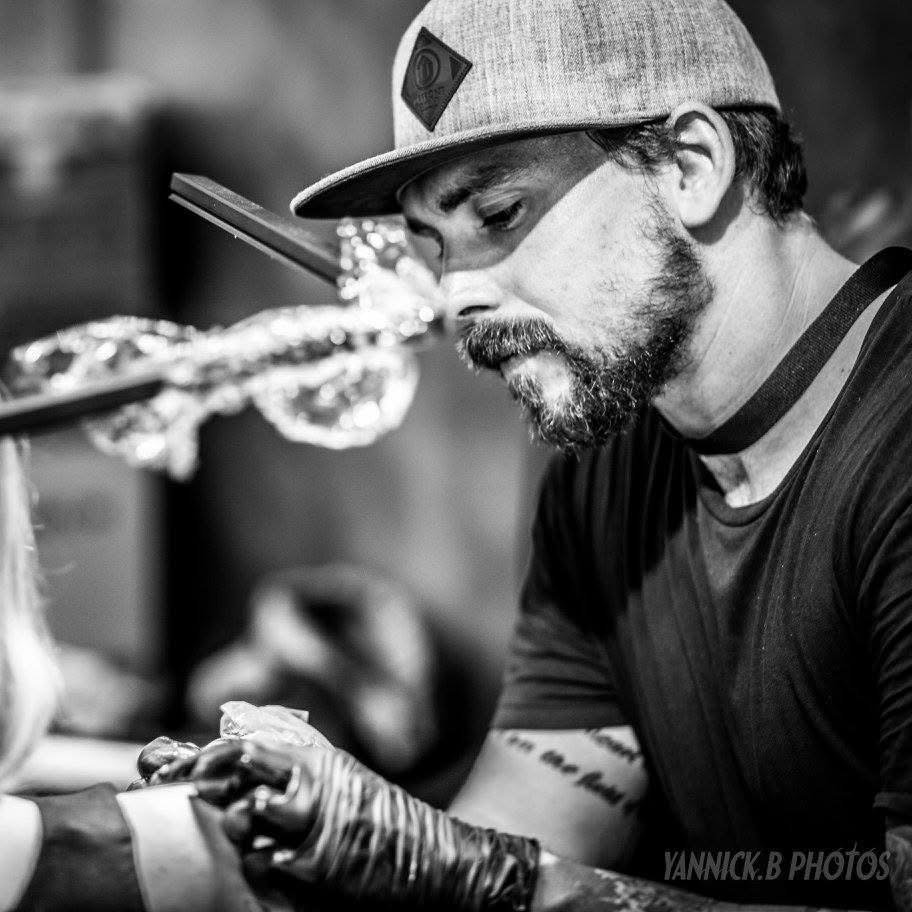 Torsten Malm tattooing at an international tattoo convention