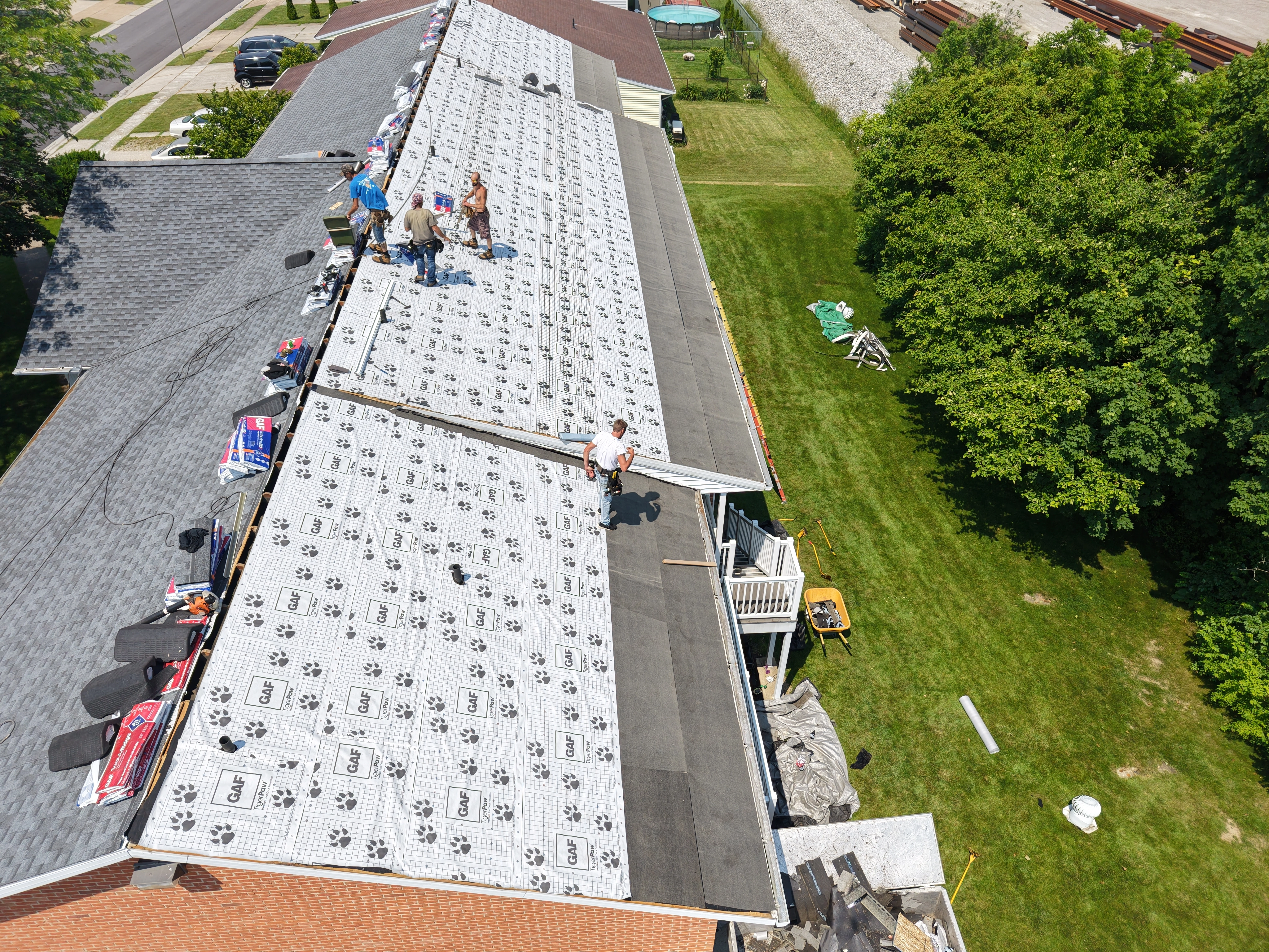 Weikles Roofing crew replacing a roof in Ashland County Ohio