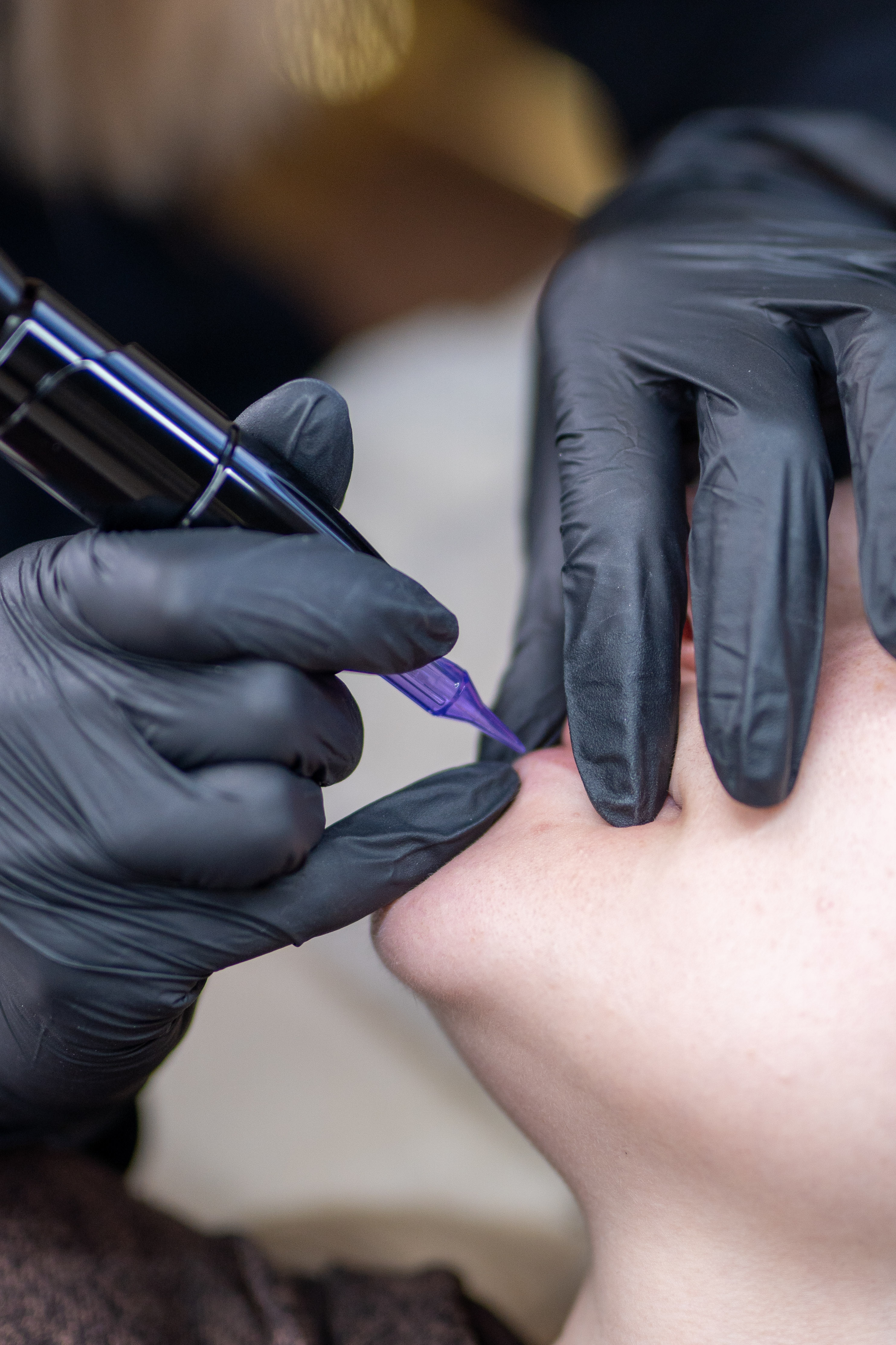 Close-up van de PMU-machine tijdens een Powder Brows behandeling