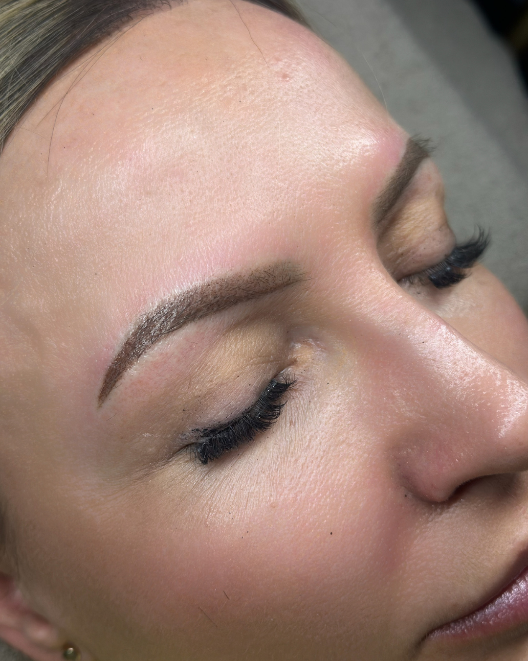 Resultaat van een Powder Brows behandeling bij Loté Beautysalon