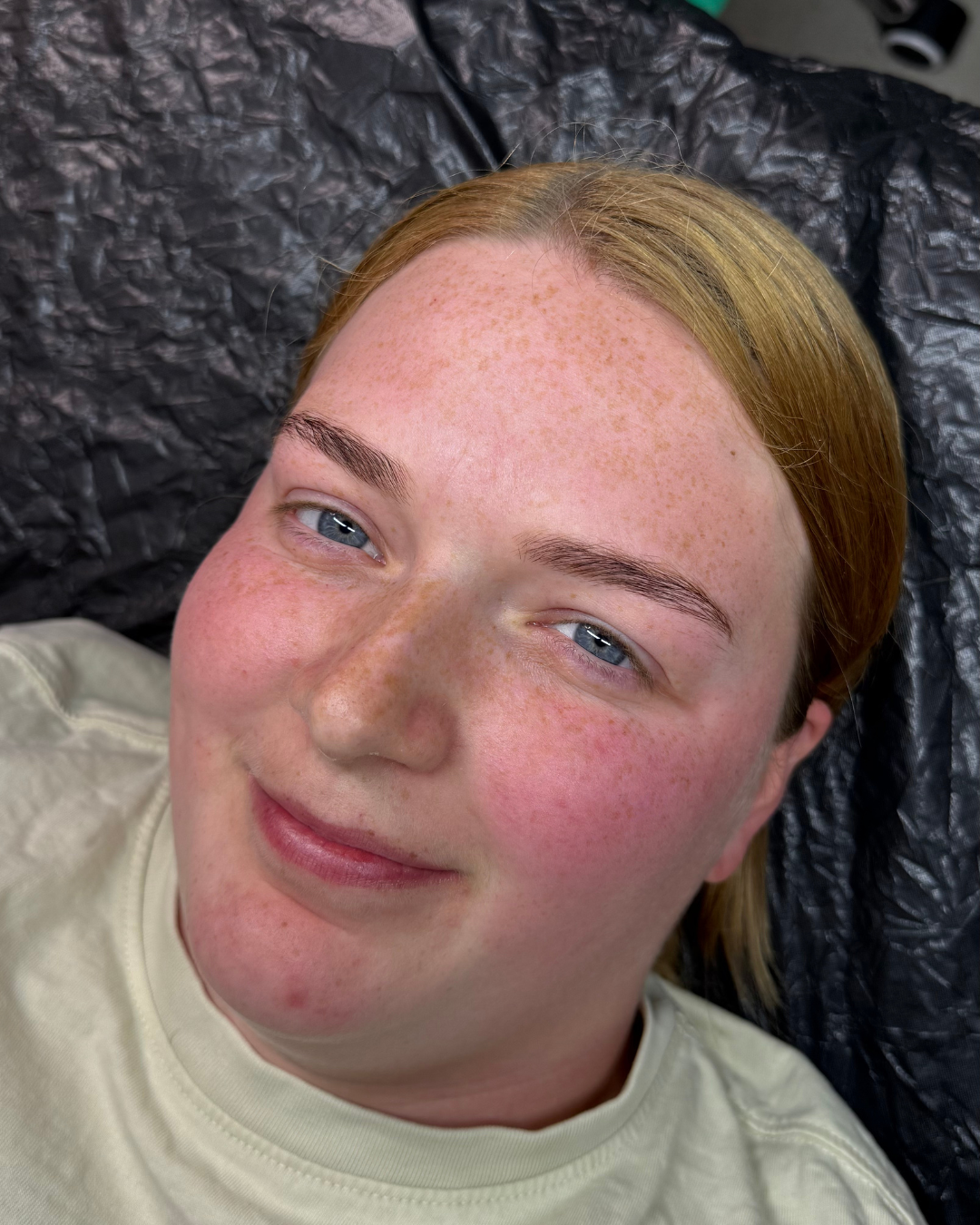 Resultaat van een Powder Brows behandeling bij Loté Beautysalon