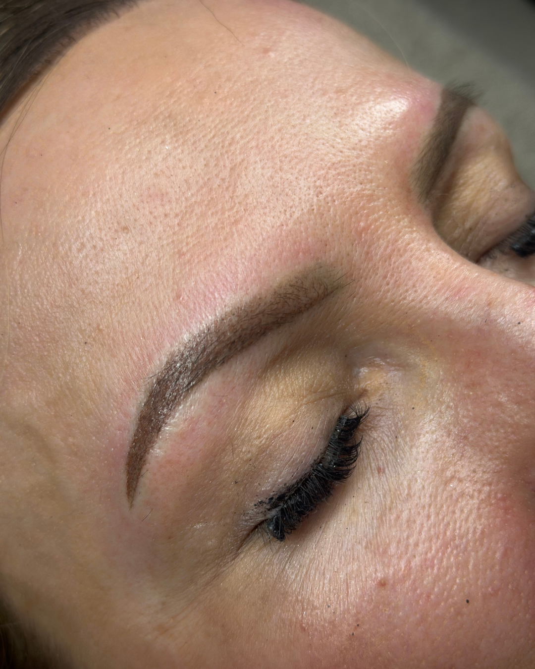 Resultaat van een Powder Brows behandeling bij Loté Beautysalon