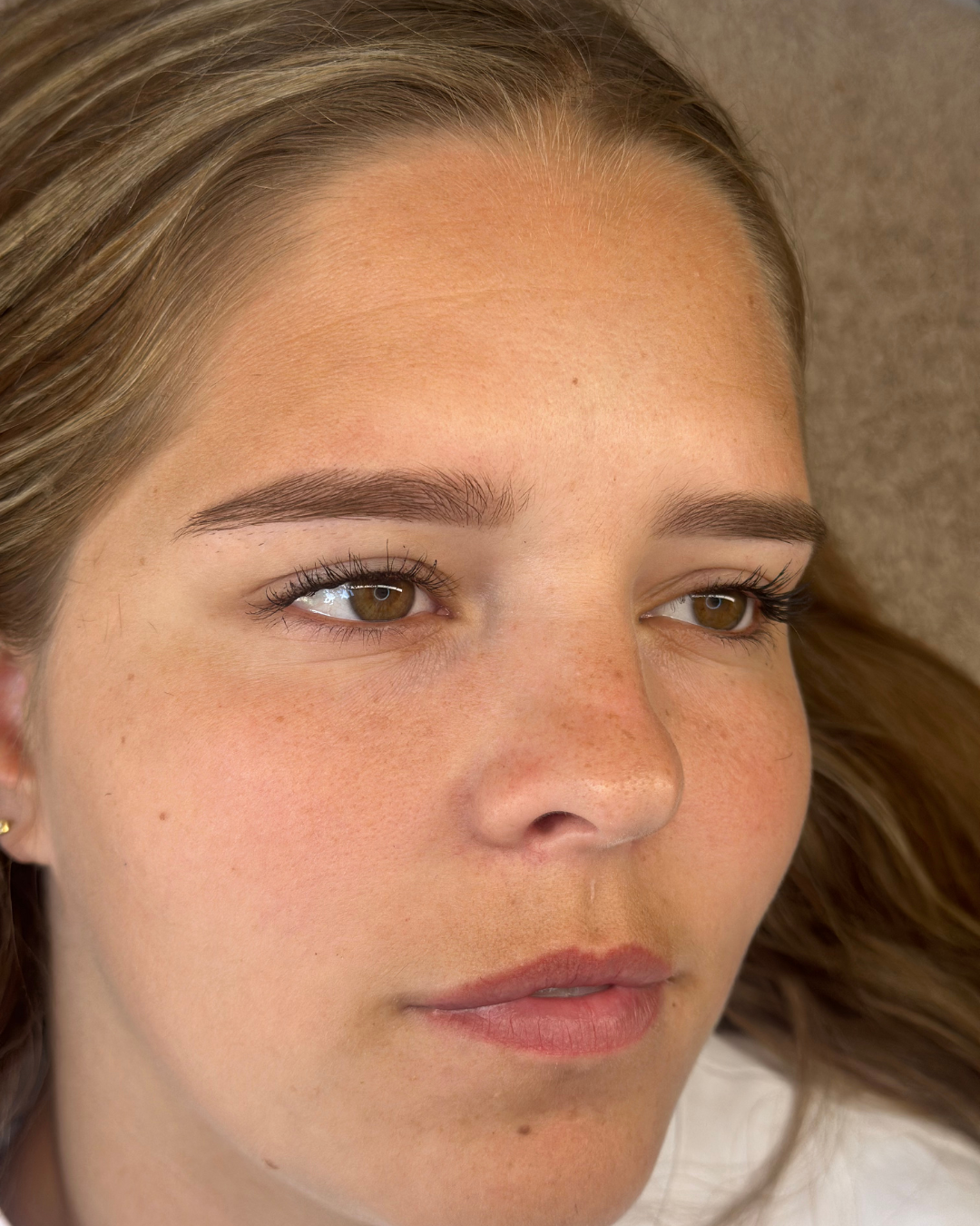 Resultaat van een Powder Brows behandeling bij Loté Beautysalon