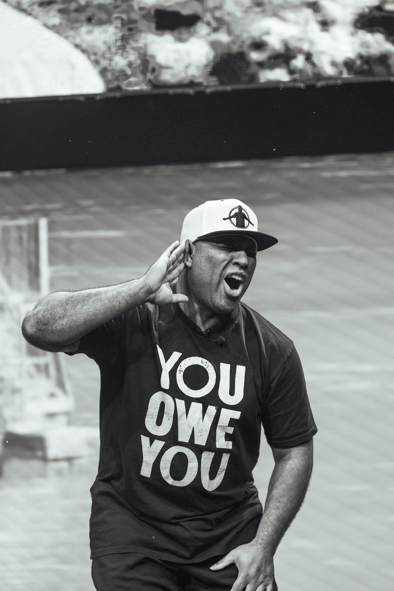 ET on stage, hand to his ear, calling out to the crowd
