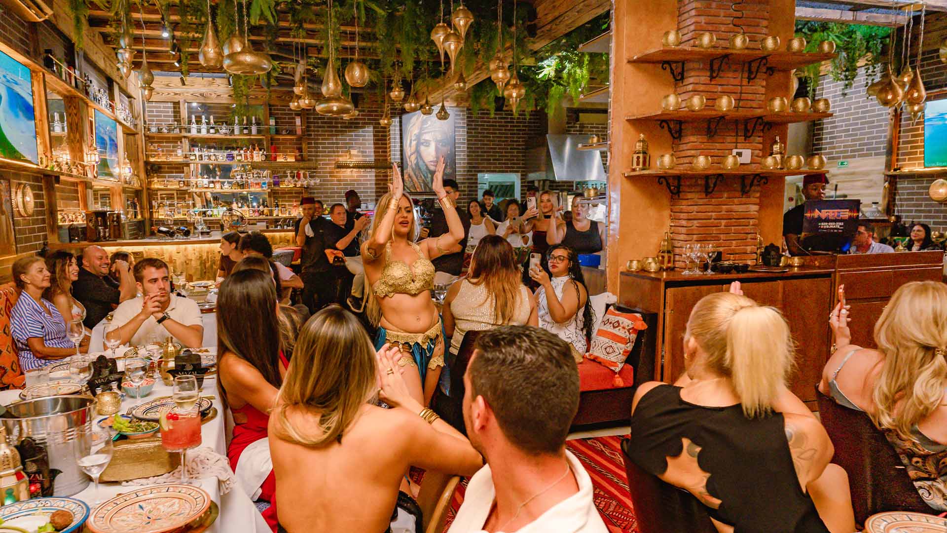 Mesa y ambiente en Mazal Punta Cana