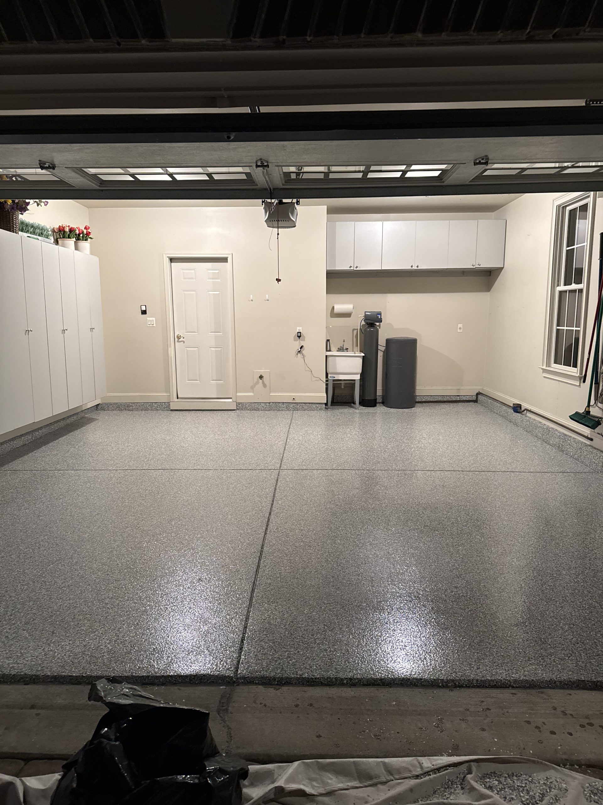 Polyspartic floor coating with flake finish