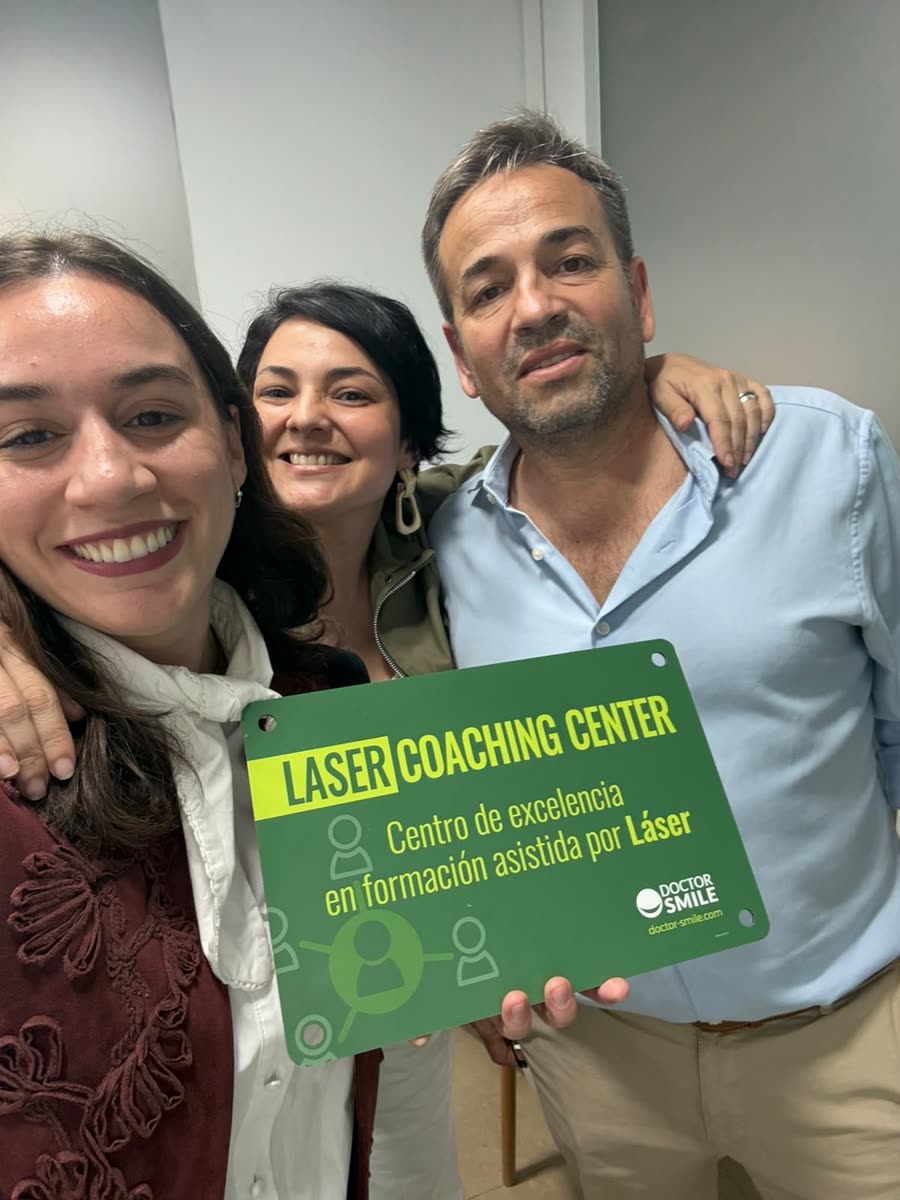 Parte del equipo de LaserCenter recibiendo la placa de Doctor Smile