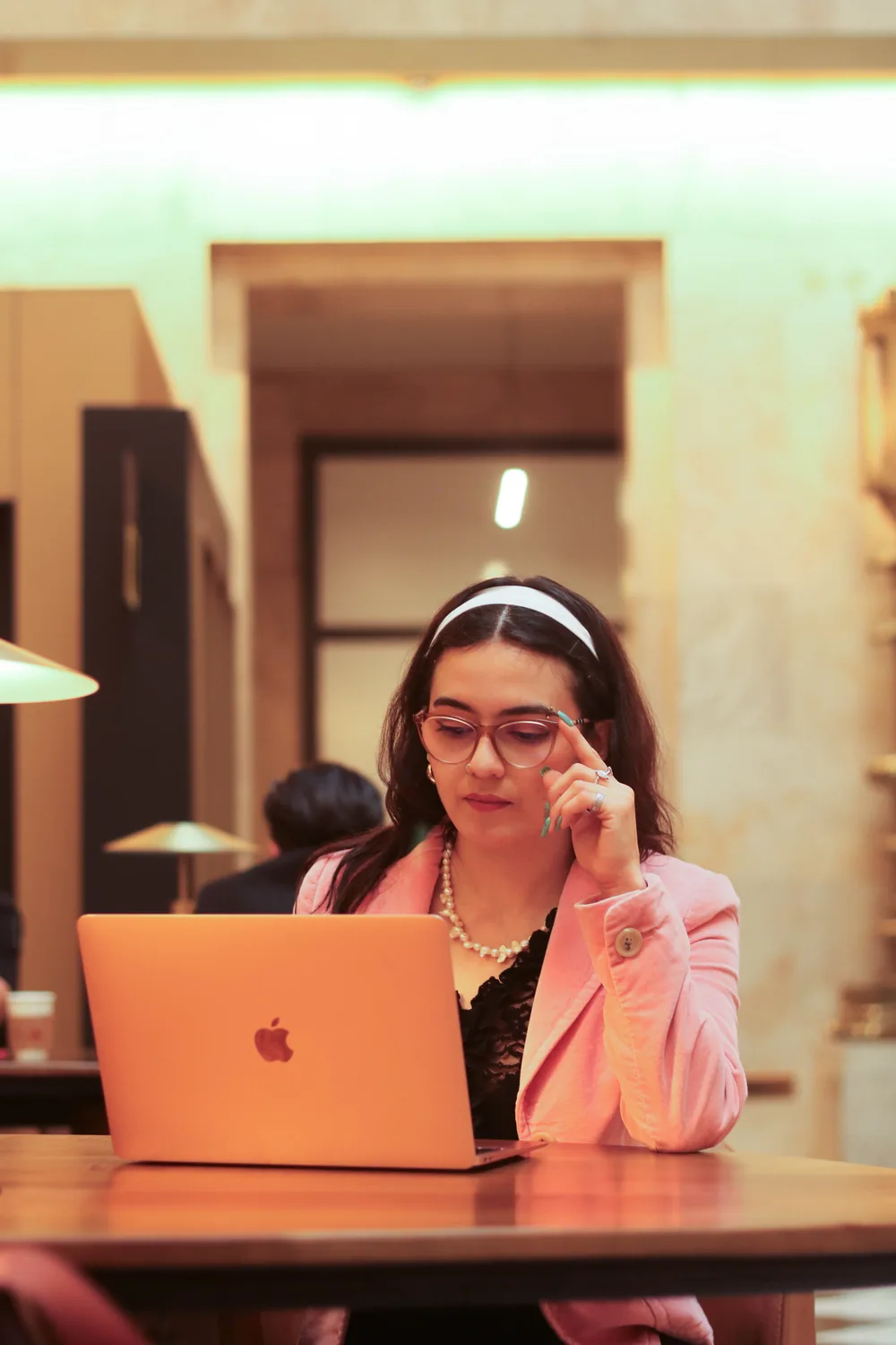Sofía Ximena Arriagada Maldonado trabajando en la revisión de un caso