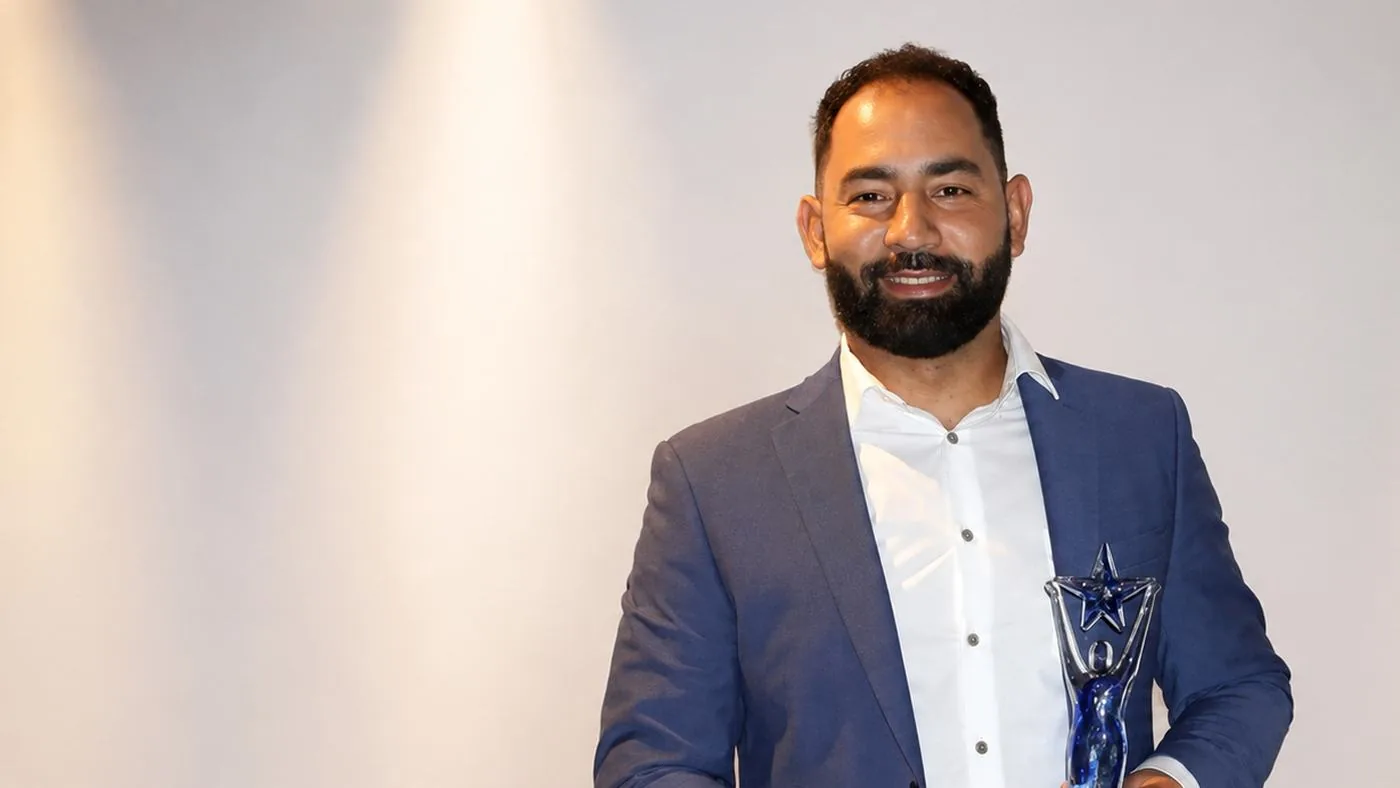 Vinnie Melo segurando o troféu de finalista do Melhor do Brasil nos EUA 2021