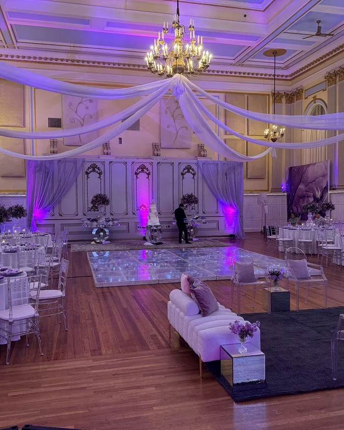 Refletor de uplighting banhando a parede do local