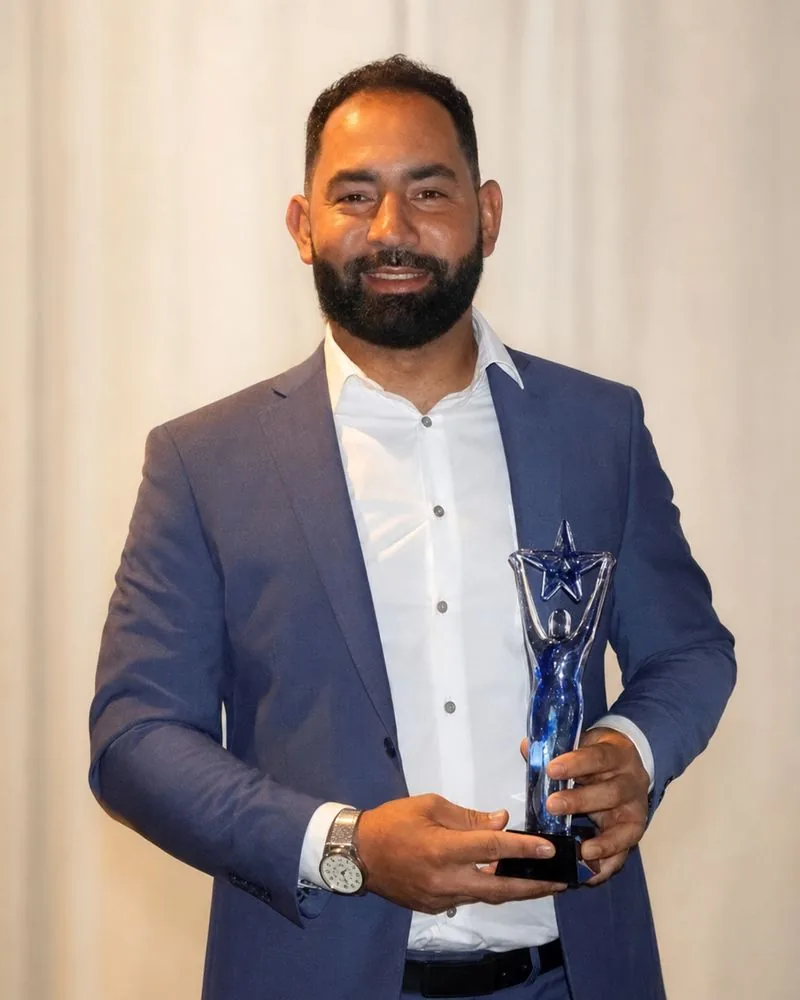 Vinnie Melo segurando o troféu de finalista do Melhor do Brasil nos EUA 2021