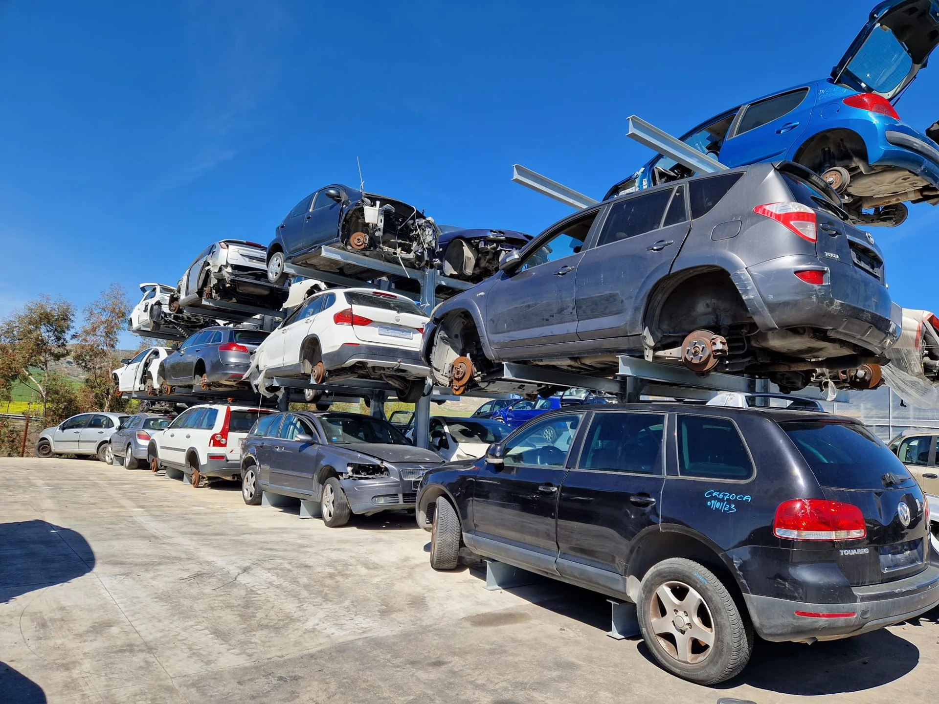 Il parco veicoli dell’impianto reale di autodemolizione a Mineo