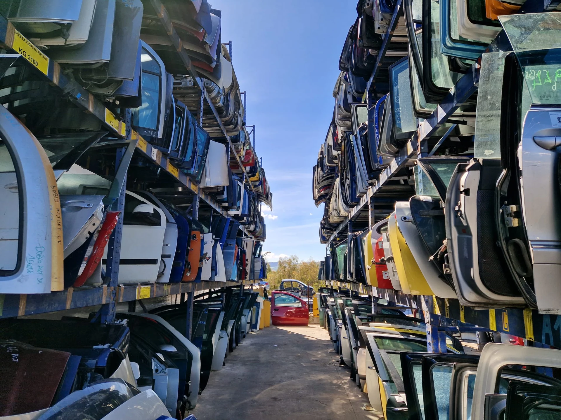 Il magazzino reale dei ricambi di carrozzeria