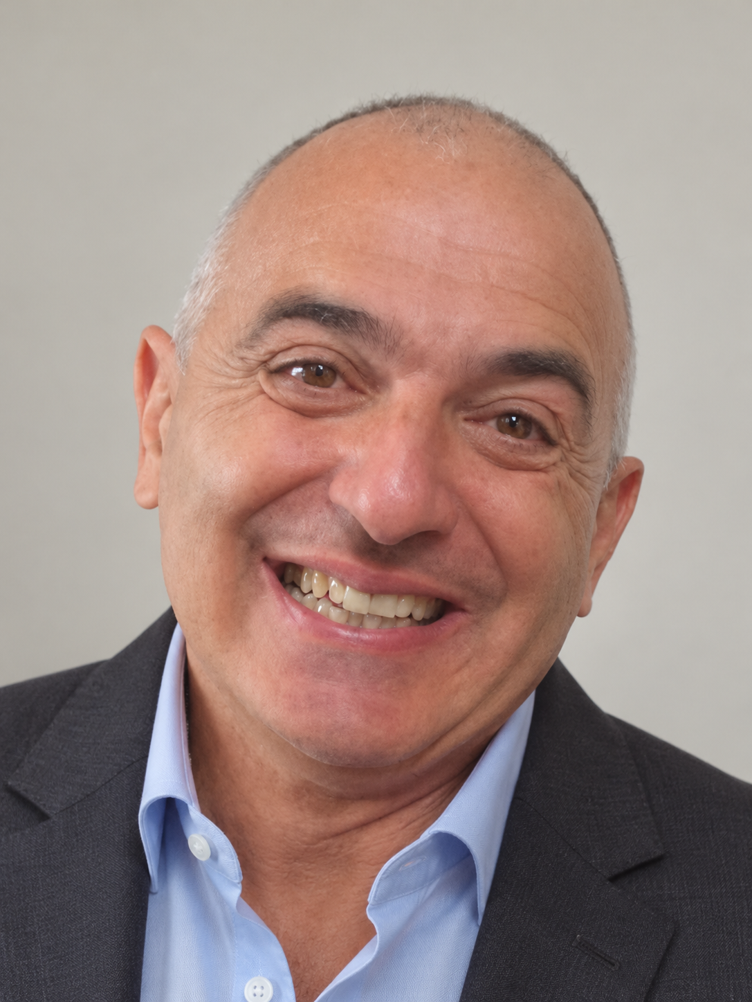 Ritratto di Salvatore Spataro con giacca e camicia
