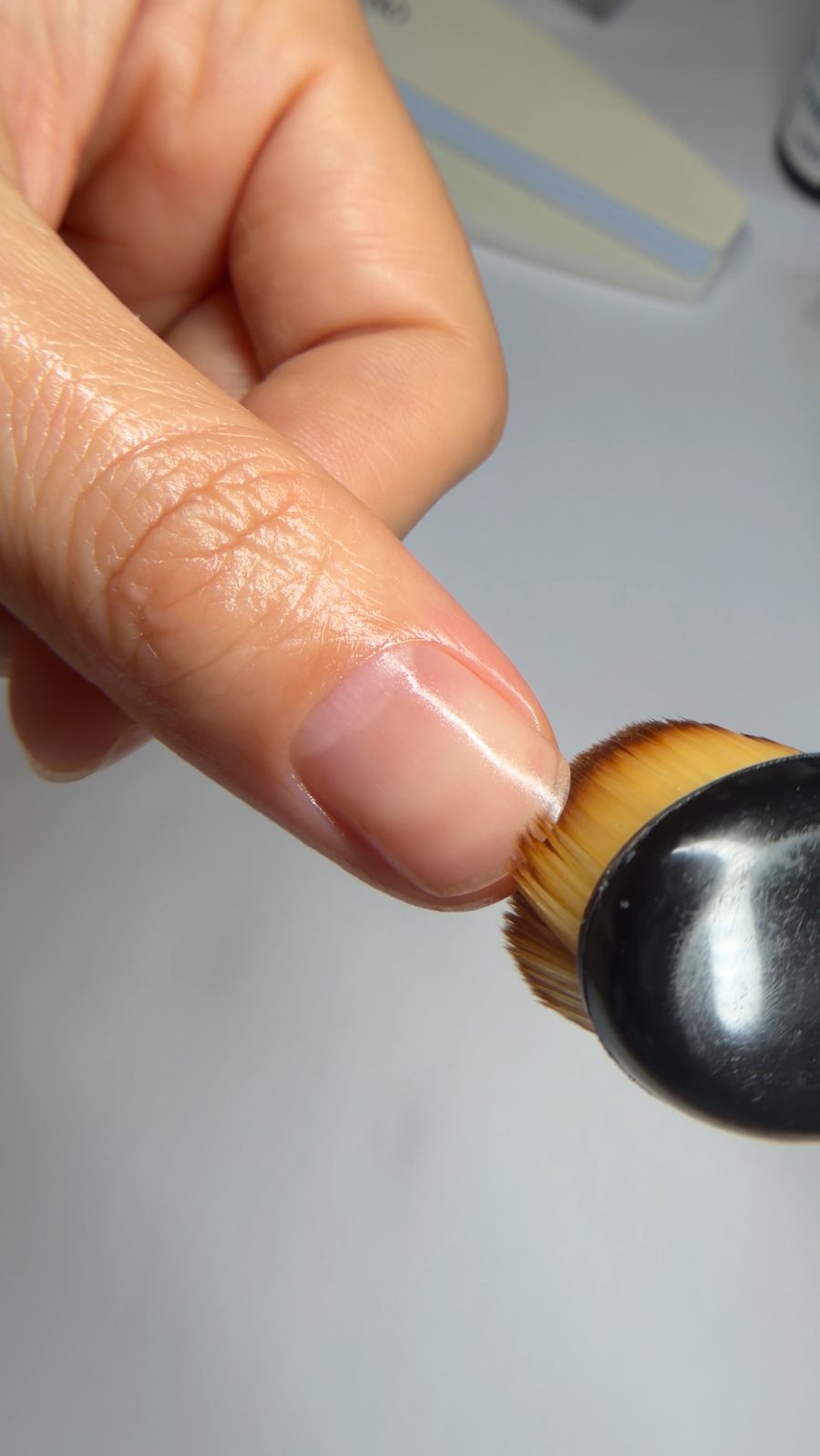 Pinsel entfernt Feilstaub vom Nagel