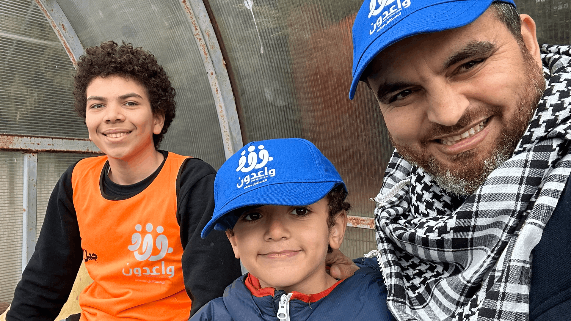 شباب في نشاط تعليمي تفاعلي مع واعدون