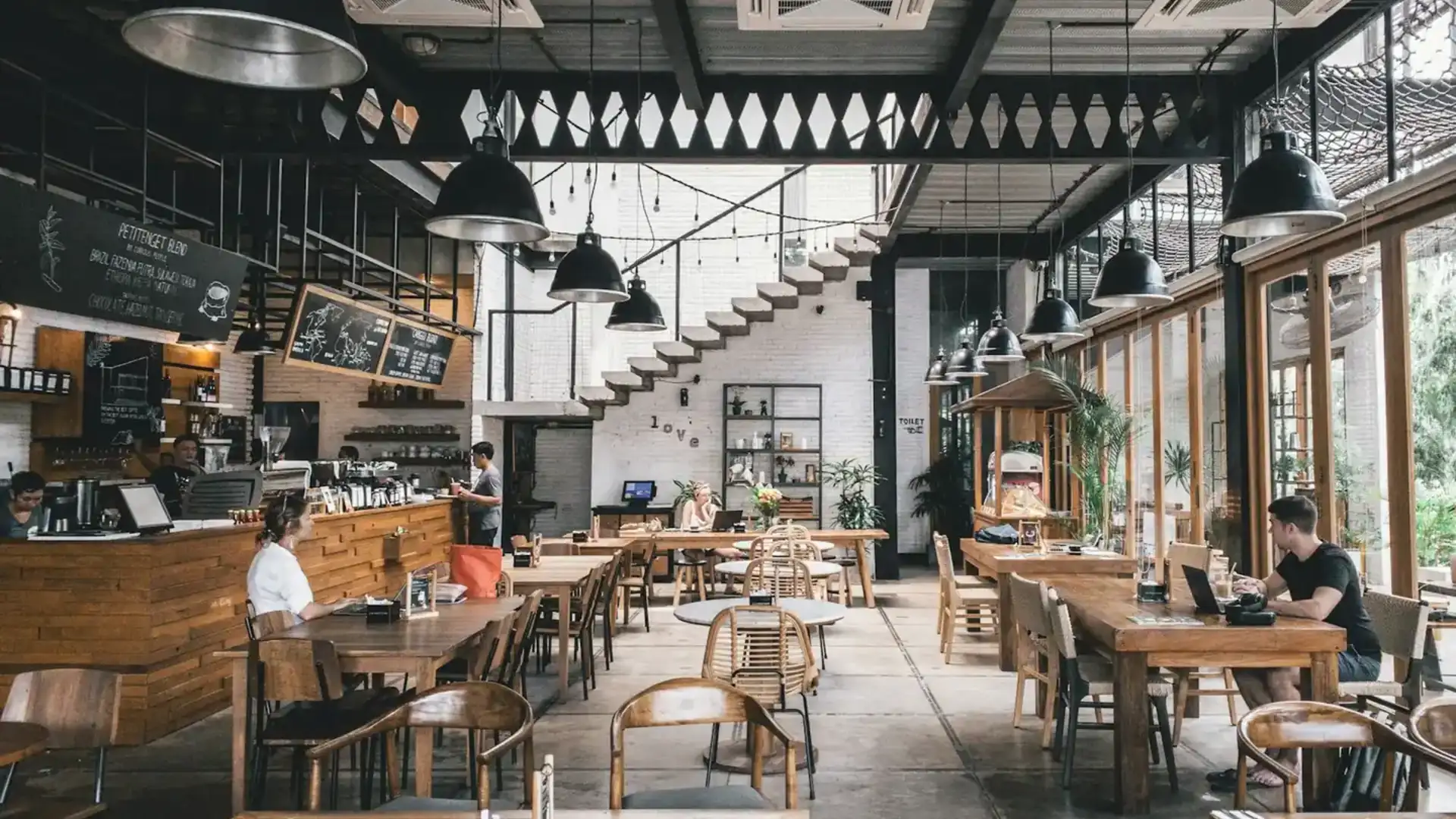 Cocina y sala de un restaurante, un perfil de consumo que requiere analizar horarios, potencia y tarifa eléctrica
