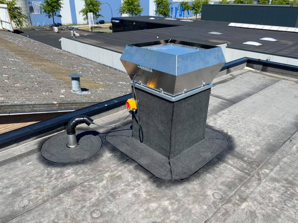 NG Dakbedekkingen vakmannen aan het werk op een plat dak
