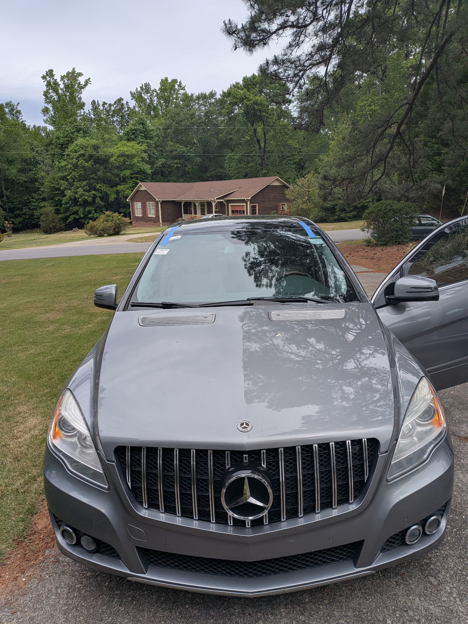 Auto glass replacement on Mercedes sedan