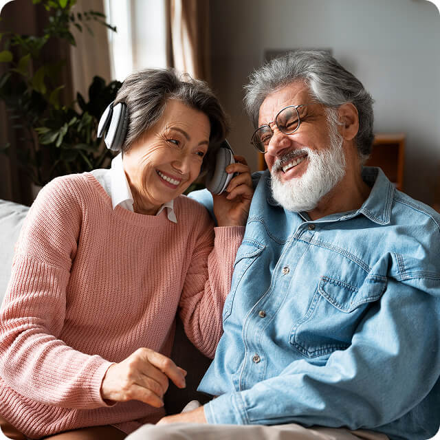 Home Reverse advisors helping a homeowner