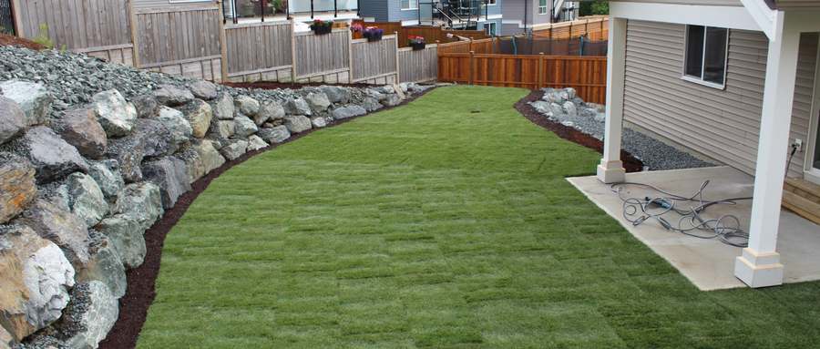 Retaining wall and hardscape by Wesma Landscaping