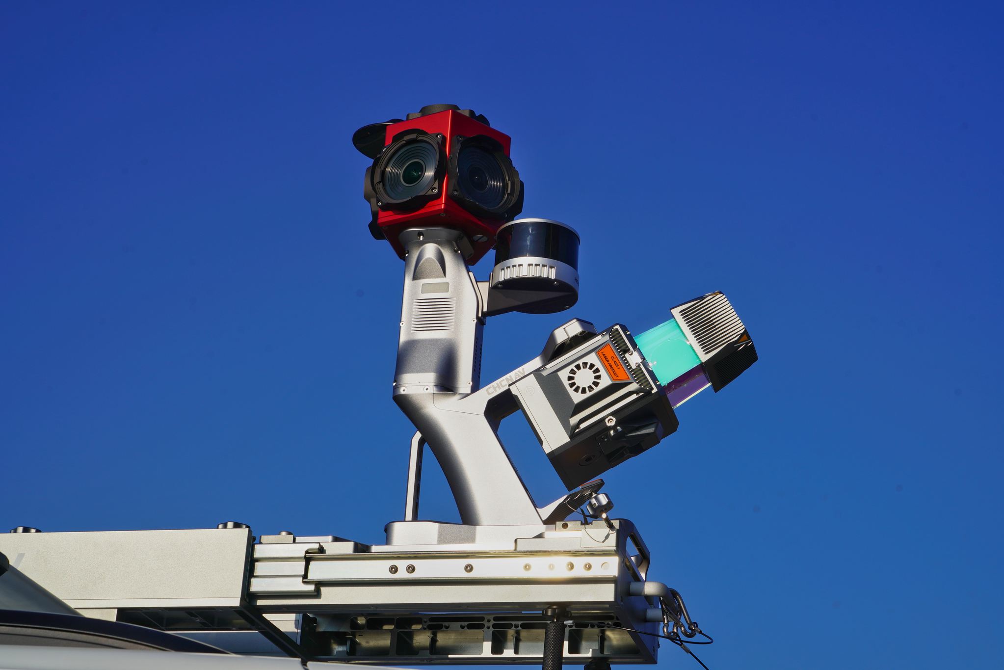 AlphaUni 20 mounted on a vehicle with a panoramic camera