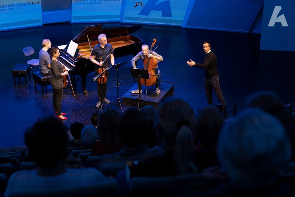 Cristo Barrios performing with the Fore Quartet