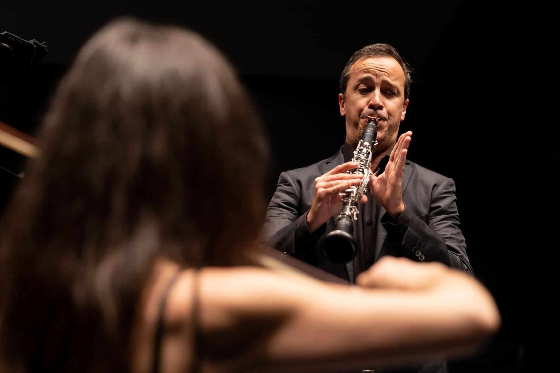Cristo Barrios performing in dialogue with another musician