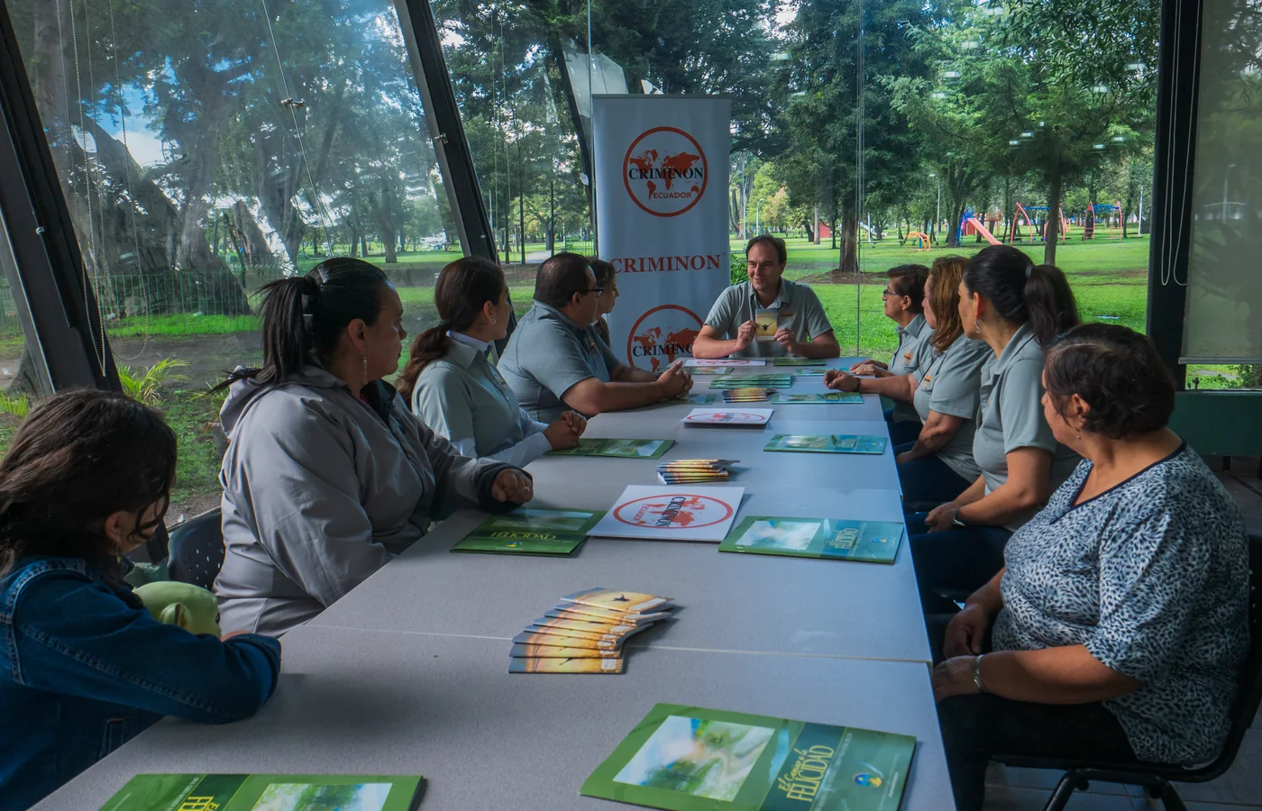 Equipo de Criminon Ecuador trabajando en un módulo formativo