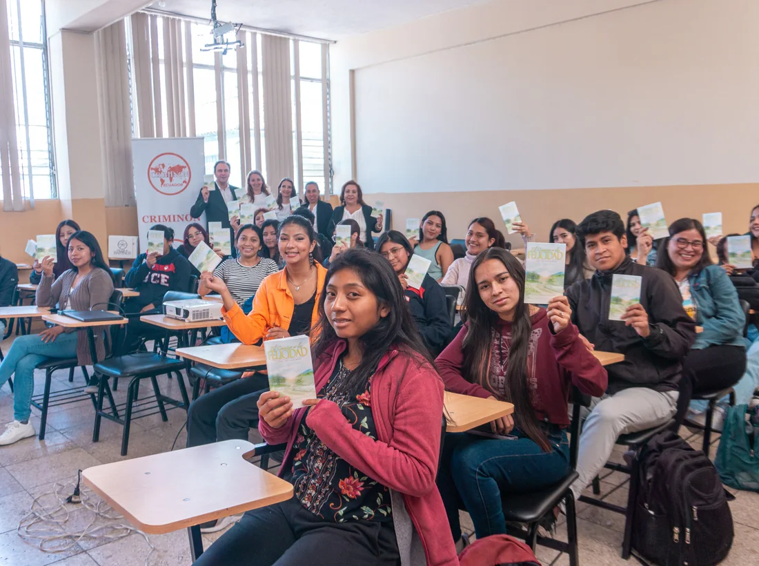 Jóvenes ecuatorianos participan en una actividad formativa