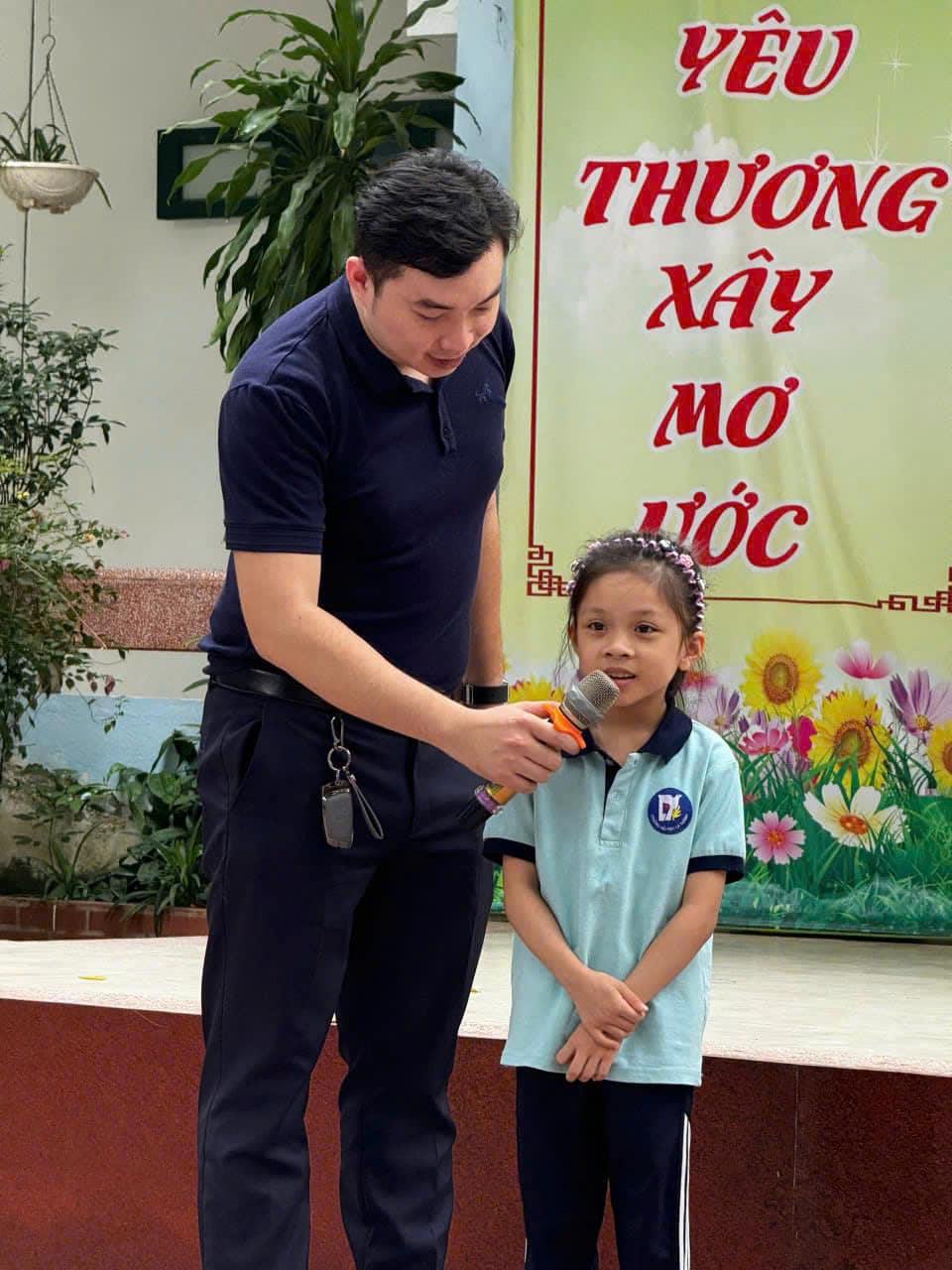 Học sinh tham gia hoạt động và nhận chứng nhận
