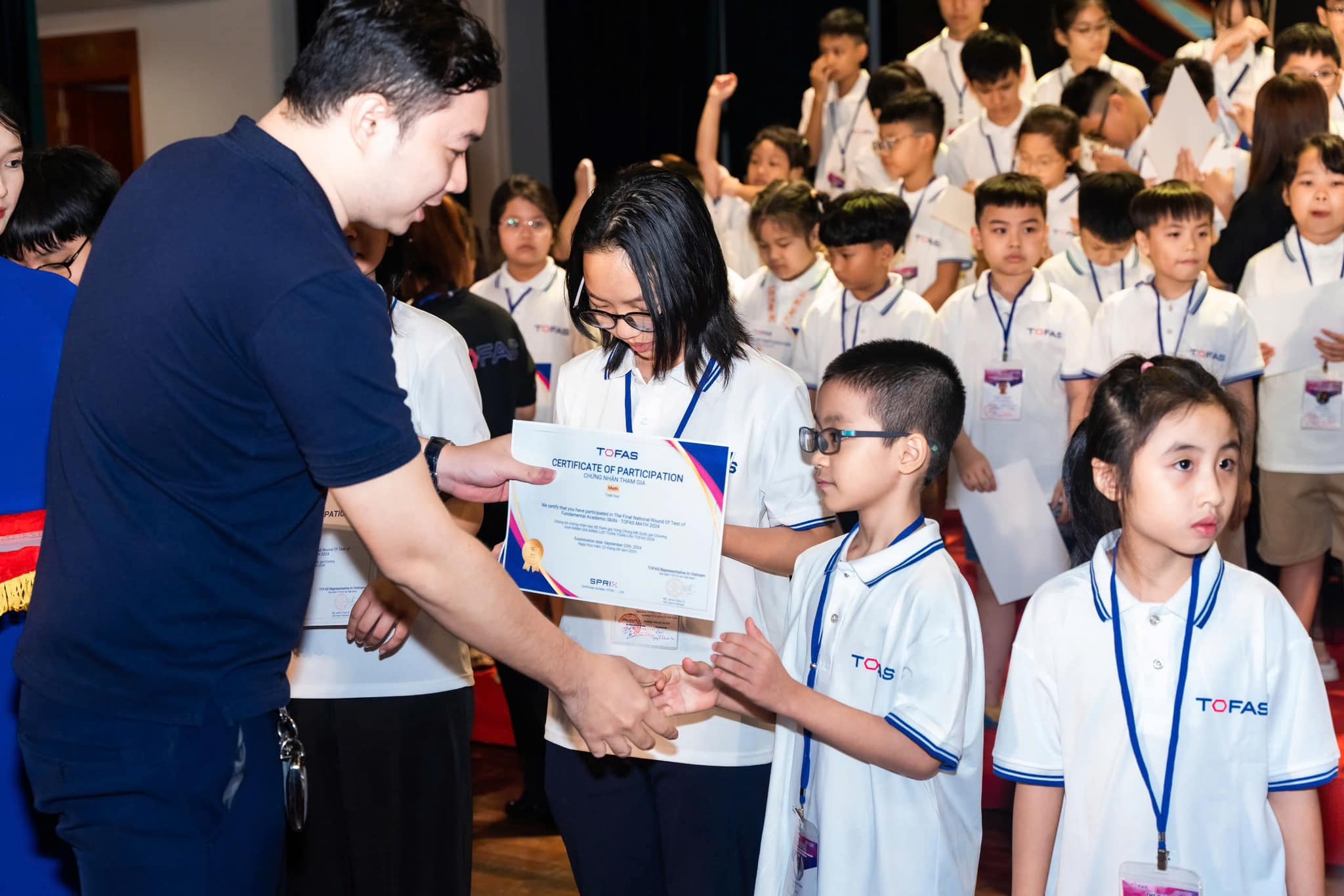 Thầy Vinh giao lưu cùng học sinh nhỏ tuổi