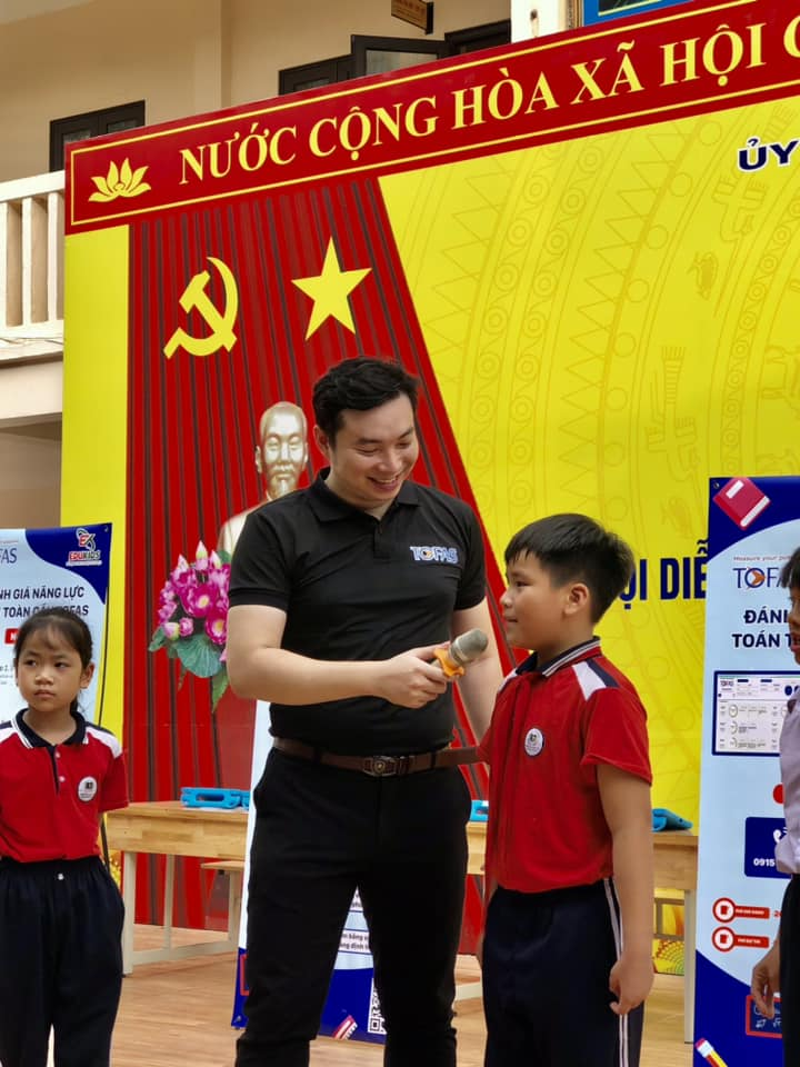 Thầy Vinh giao lưu với học sinh