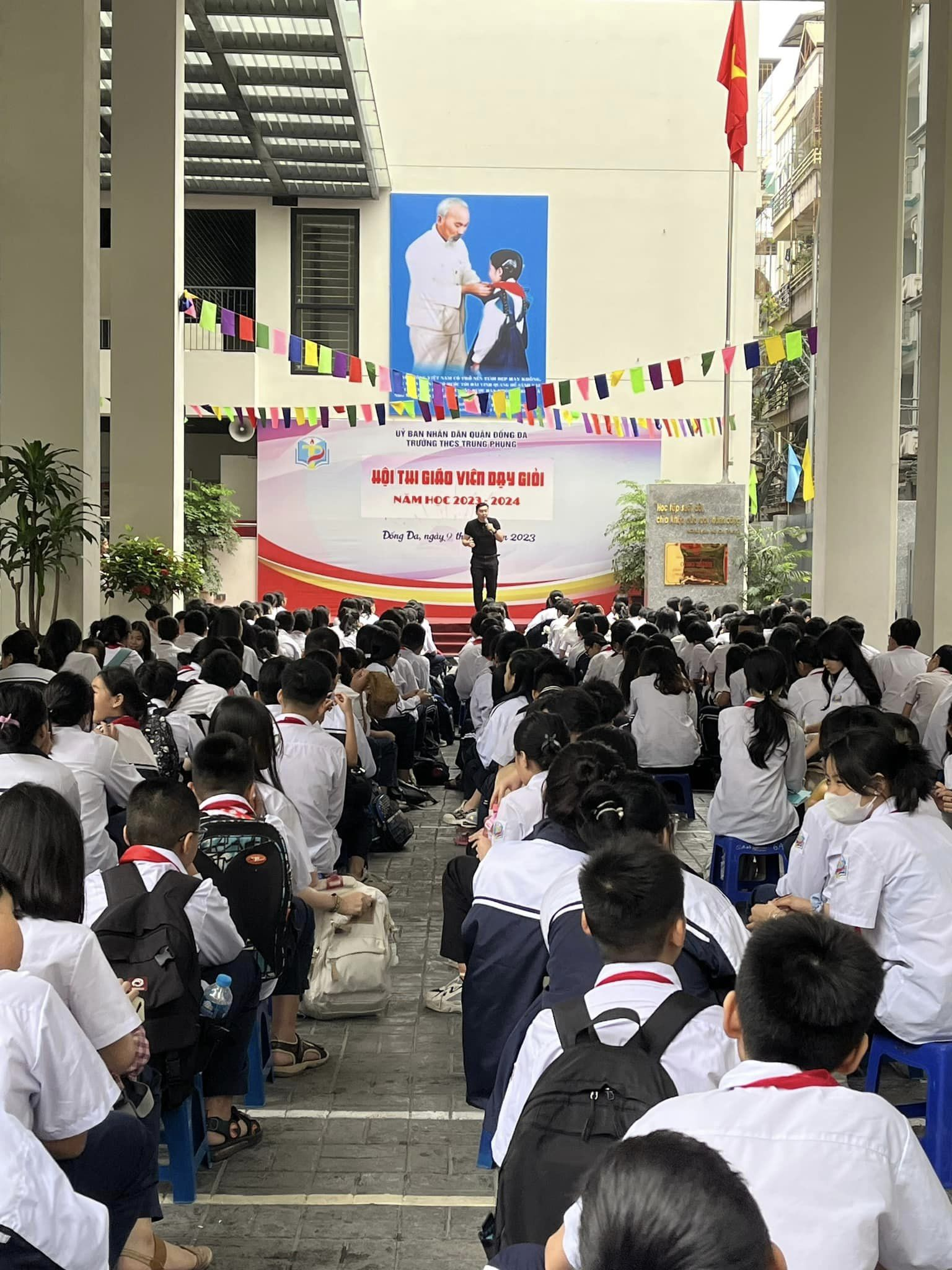 Thầy Lã Quang Vinh đang diễn thuyết