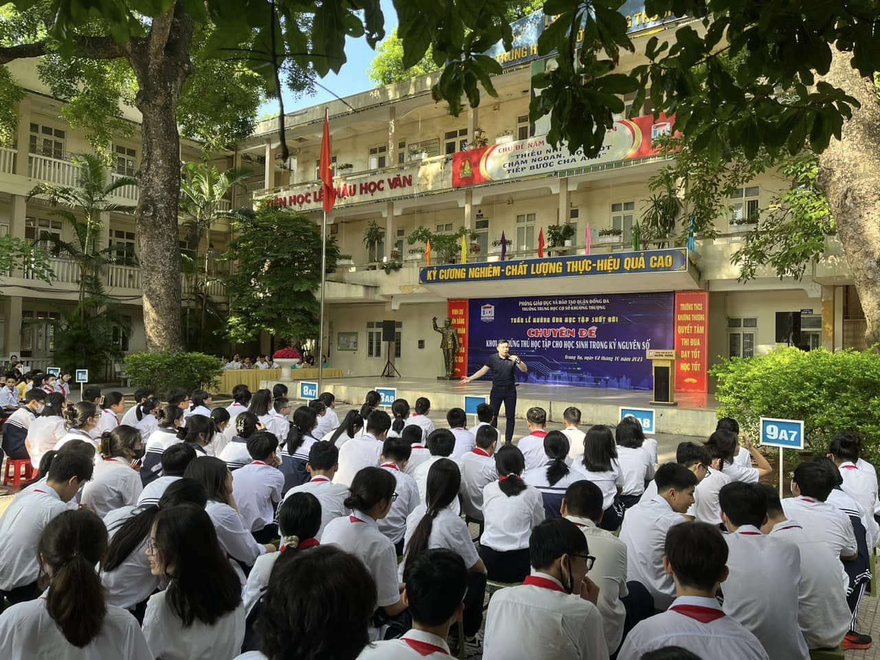 Thầy Vinh chia sẻ trước học sinh trong chương trình thực tế