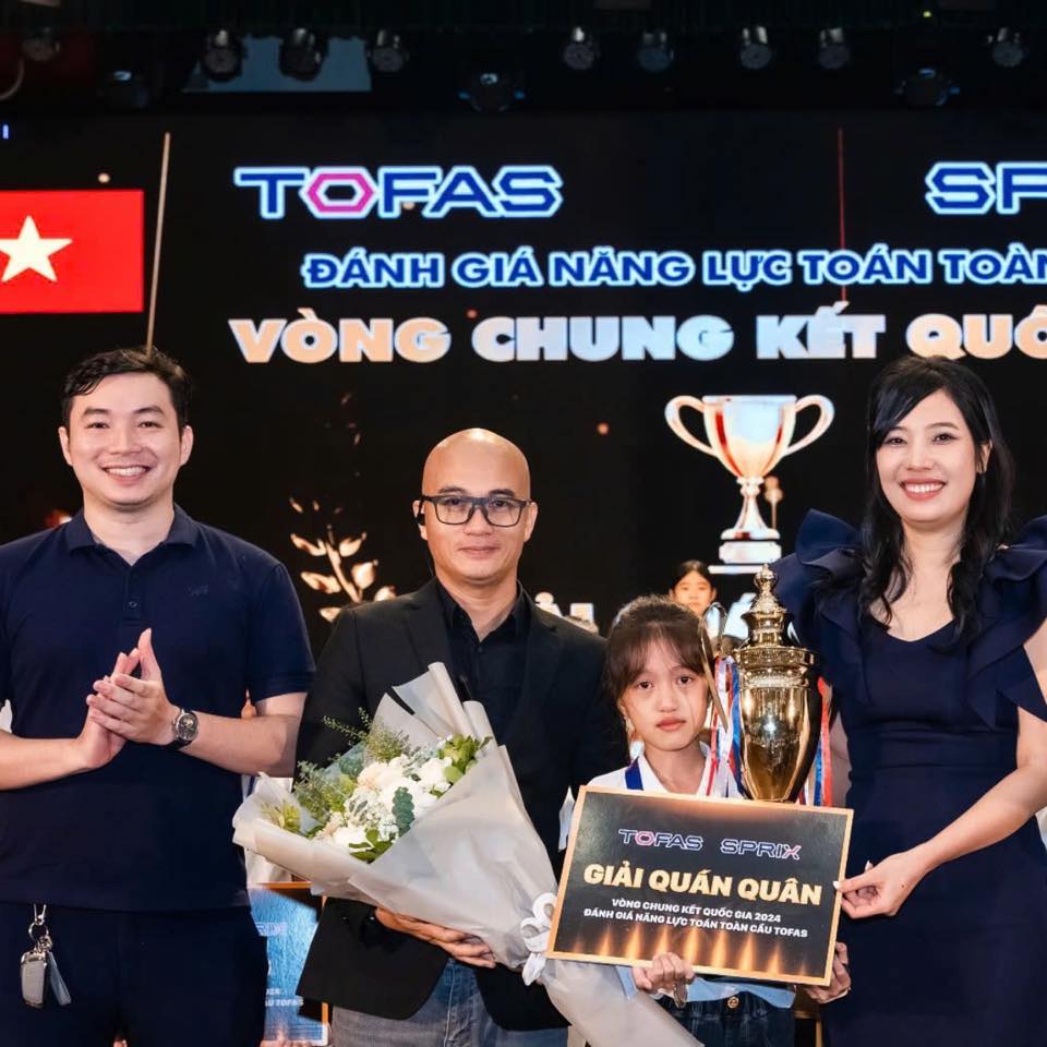 Khoảnh khắc học sinh nhận thành tích trong chương trình