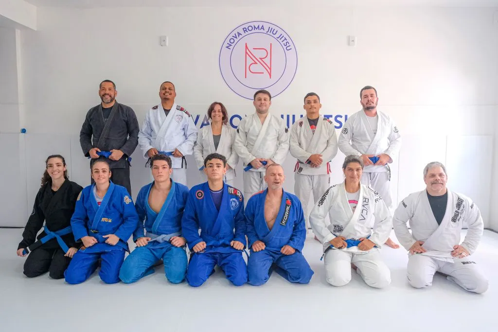 Faixas-azuis da Nova Roma Jiu Jitsu na graduação de junho de 2026