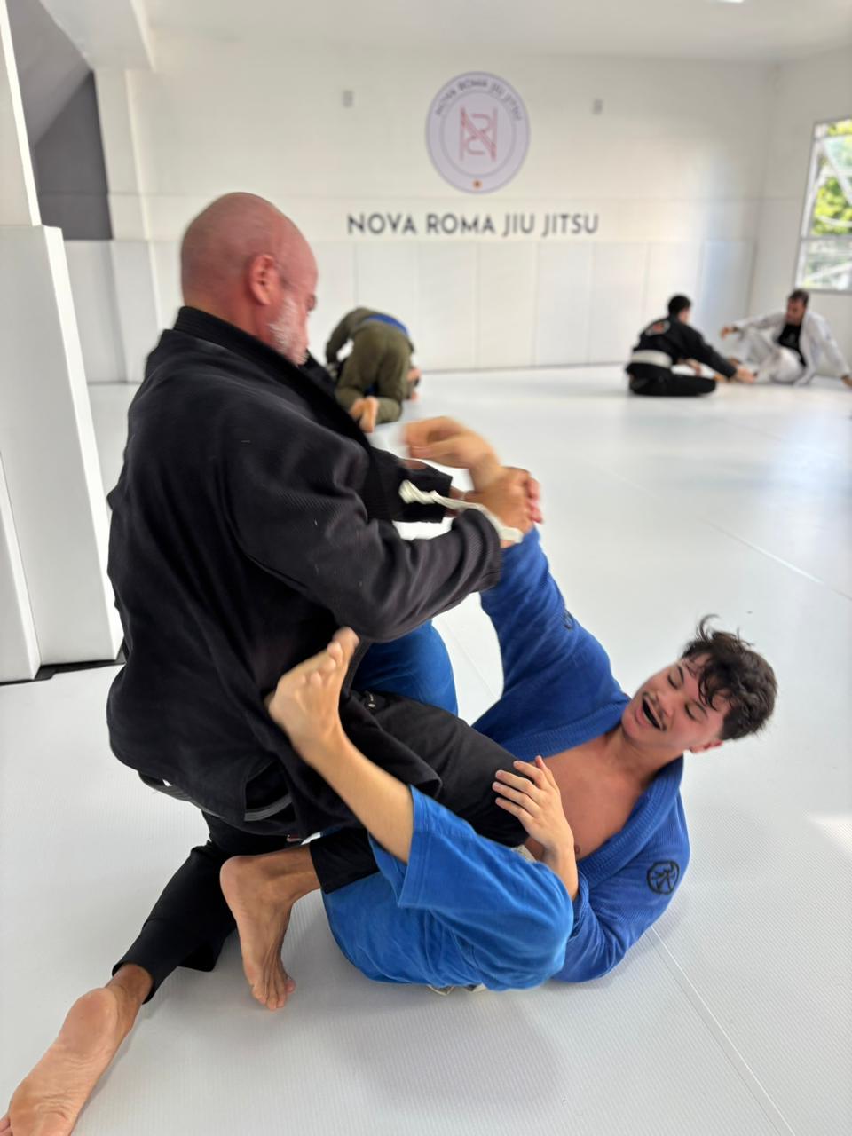 Treino na Nova Roma Jiu Jitsu, no tatame novo